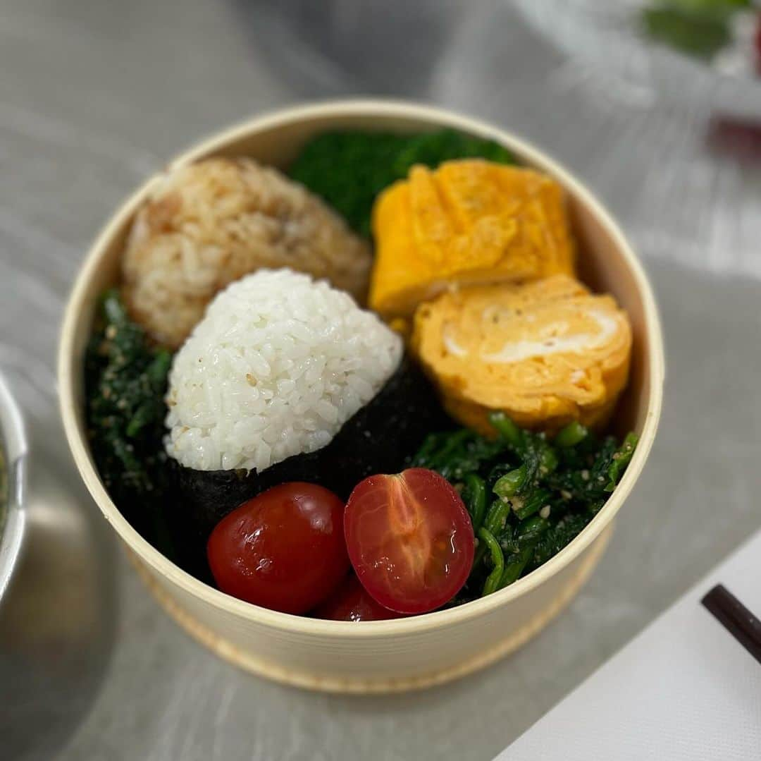 maki ogawaさんのインスタグラム写真 - (maki ogawaInstagram)「Shinmai onigiri bento cooking class went very well.Thank you for coming in such a cold weather yesterday.  We made the following in the class.  ◎Two kinds of rice balls made with Shinmai  •Tuna miso mayo onigiri   •Okaka(bonito flakes) onigiri  ◎Tamagoyaki ◎Spinach with sesame dressing  We actually made bonito flakes using a bonito flaker/shaver(?), tasted and compared with supermarket's bonito flakes.   The recipe for the bento class will be on  @kitchennippon2707  or KitchenNippon's website.  Thank you for being so patient with my English. I hope this helps your bento-making and see you soon again🥰🥰  昨日、谷中でお弁当教室を開催いたしました。 冷え込む中、お越しいただきありがとうございました。  英語、日本語ごちゃ混ぜレッスン😊 とても楽しい一日となりました。  レッスンでは ◎新米で作るおにぎり2種　　  •ツナ味噌マヨおにぎり  •おかかおにぎり ◎玉子焼き ◎ほうれん草の胡麻和え を作りました。  鰹節は、実際に鰹節を削っていただいて　 市販のものと食べ比べをしたり、 ほうれん草の胡麻和えの胡麻を擦り 市販のすりごまと 食べ比べもしました。  金曜日の夜は　 私の英語で大丈夫だろうかと 夢の中まで英語を話しておりましたが、 皆さまとても温かく、 有意義な一日となりました。  お弁当教室のレシピは @kitchennippon2707  か KitchenNipponのWebサイトで公開いたします。  また次の機会がありましたら アナウンスさせていただきますね。  #bento #cookingclasstokyo #bentocookingclasskyoto #bentoclass #bentoexpo #料理教室 #cookingckass #料理教室東京  #お弁当教室  #国際交流」11月26日 21時17分 - cuteobento