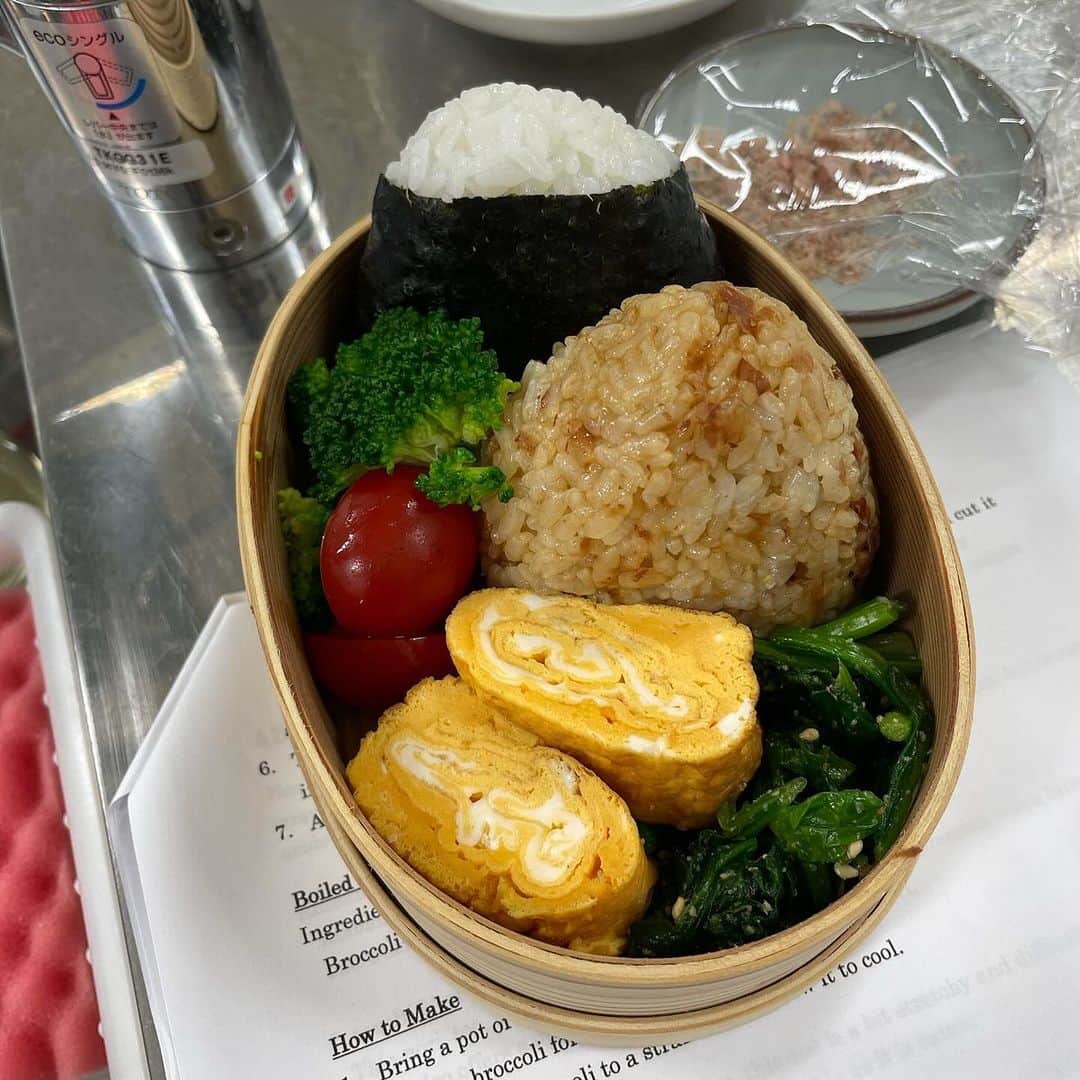 maki ogawaさんのインスタグラム写真 - (maki ogawaInstagram)「Shinmai onigiri bento cooking class went very well.Thank you for coming in such a cold weather yesterday.  We made the following in the class.  ◎Two kinds of rice balls made with Shinmai  •Tuna miso mayo onigiri   •Okaka(bonito flakes) onigiri  ◎Tamagoyaki ◎Spinach with sesame dressing  We actually made bonito flakes using a bonito flaker/shaver(?), tasted and compared with supermarket's bonito flakes.   The recipe for the bento class will be on  @kitchennippon2707  or KitchenNippon's website.  Thank you for being so patient with my English. I hope this helps your bento-making and see you soon again🥰🥰  昨日、谷中でお弁当教室を開催いたしました。 冷え込む中、お越しいただきありがとうございました。  英語、日本語ごちゃ混ぜレッスン😊 とても楽しい一日となりました。  レッスンでは ◎新米で作るおにぎり2種　　  •ツナ味噌マヨおにぎり  •おかかおにぎり ◎玉子焼き ◎ほうれん草の胡麻和え を作りました。  鰹節は、実際に鰹節を削っていただいて　 市販のものと食べ比べをしたり、 ほうれん草の胡麻和えの胡麻を擦り 市販のすりごまと 食べ比べもしました。  金曜日の夜は　 私の英語で大丈夫だろうかと 夢の中まで英語を話しておりましたが、 皆さまとても温かく、 有意義な一日となりました。  お弁当教室のレシピは @kitchennippon2707  か KitchenNipponのWebサイトで公開いたします。  また次の機会がありましたら アナウンスさせていただきますね。  #bento #cookingclasstokyo #bentocookingclasskyoto #bentoclass #bentoexpo #料理教室 #cookingckass #料理教室東京  #お弁当教室  #国際交流」11月26日 21時17分 - cuteobento