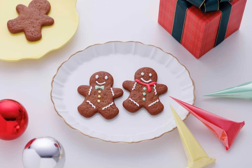 ヒルトン東京ベイ Hilton Tokyo Bayのインスタグラム：「約35種類の料理が並ぶデザートビュッフェ「Christmas Train(クリスマストレイン)」🚂  毎冬ホテルのロビーに展示している「ヒルトン東京ベイ・クリスマス・トレイン」のジオラマからインスパイアされたデザートビュッフェ「クリスマストレイン」は、12月24日(日)まで土日祝日限定で開催しています♪  今回はアイシングペンでお好みのジンジャーブレッドマンを描ける「オリジナルアイシングジンジャーブレッドマン」をご紹介🍪  ジンジャーパウダーやシナモンパウダーを混ぜた生地にはちみつで甘みを加えた素朴な味わいが魅力のヒルトン東京ベイの特製ジンジャーブレッドクッキーです⭐️ビュッフェ台にご用意した赤、白、緑、黄色、ピンクの5色のアイシングペンでお好みのジンジャーブレッドマンを描ける体験スペースをご用意しました🙌オリジナルのジンジャーブレッドマンづくりをお楽しみください😊この特製生地で仕上げたジンジャーブレッドハウスが11月7日(火)からロビーに登場します！  トレインとともに、クリスマスのヨーロッパを旅する気分をお楽しみいただける空間で、苺や柚子を使ったデザートや、クリスマスの雰囲気を盛り込んだセイボリーなど約35種類のメニューをご堪能ください✨  ご予約・詳細はプロフィールから公式ホームページへ🔜 @hiltontokyobay プロフィール下の「食べ物を注文」のボタンからもご予約いただけます❄️   【Christmas Train(クリスマストレイン)詳細】 ⚫︎会場: 1階「ラウンジ・オー」 ⚫︎期間: 2023年11月3日(金・祝)〜12月24日(日)※土日祝日限定 ⚫︎時間: 12:00〜/12:30〜/14:30〜/15:00〜(4部制・2時間制) ⚫︎料金: 大人4,700円/4〜8歳1,800円/9〜12歳2,600円 ※約20種類のドリンクバー付 ※料金には税金・サービス料が含まれます   #ヒルトン東京ベイ #ヒルトン #千葉 #舞浜 #ホテル #デザートビュッフェ #デザート #ビュッフェ #スイーツ #セイボリー #クリスマス #トレイン #クリスマスマーケット #オーロラ #サンタ #サンタクロース #ホリデー #ヨーロッパ #ジンジャーブレッドマン #クッキー #ジンジャーブレッドハウス #hiltontokyobay #hilton #Christmas #Christmastrain #Europe #christmasmarket #aurora #Train #holiday」