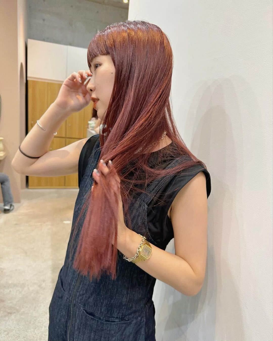 Momoのインスタグラム：「. とうぶん赤髪だなあ〜🧑‍🦰♡ . .  . ✔️画像を保存してカウンセリングの 時にみせてください♡♡ .  イメージを変えたいけど短くするのも ブリーチをするのも勇気がいる🥺 . そんな方にも幅広くその方にあった提案 をさせて頂き一緒におしゃれを楽しみましょう♡ . ブリーチカラーは【ケアブリーチ】を 推奨しております♡ . ケアブリーチは従来よりも髪の毛への ダメージが94%cutされます！ . ブリーチなしのダブルカラーも 提案させて頂きますのでぜひご相談ください♡ . GARD/ëN (ガーデン／エン) . 場所は表参道♡♡ こだわりのつまったお店で ぜひお会いできるのを楽しみに お待ちしております♡♡ . . ご予約はTOPからご予約サイト に飛べます✈︎♡(料金もそちらを参考に) . ご新規様も喜んでお待ちしております♡ . お電話.DMからも受け付けております♡ (DMは返信が遅くなる可能性が ございますのでそちらご了承下さい🙇‍♀️)  . .  〒150-0001 東京都渋谷区神宮前5-39-2 2F . TEL☎︎ 03-6712-5995 . 表参道駅から徒歩5分🚶🏼‍♀️(A1出口) ( 銀座線/千代田線/半蔵門線 ) . . 月 定休日 火・水　11:00〜20:00 木・金　12:00〜20:30 土　10:00〜19:00 日　10:00〜19:00 祝　10:00〜19:00 . . ぜひ、ご予約お待ちしてます♡♡ . codeアカウントはこちら   @__cd.momo____________ ♡ . ぜひフォローしてください♡ .」