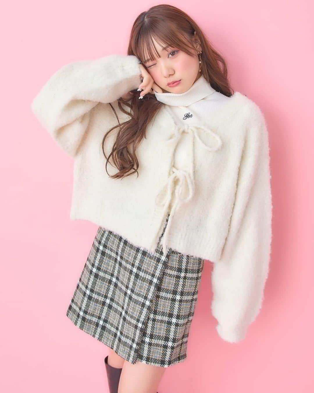 のインスタグラム：「【 recommend item 】 ⁡ ⁡ ⁡ ⁡ ⁡ #フロントリボンブークレーニットカーディガン 品番:1234-600176 ¥3,289 (tax in) 4カラー ⁡ ⁡ ブーグレーのもこもこ感が可愛いニットカーディガン🫶🏻 ⁡ フロントのリボンデザインは コーデのアクセントに◎ ⁡ お袖のたぽっと感が フェミニンで可愛いのもポイントです🤍 ⁡ ⁡ ⁡  ┈┈┈┈┈┈┈┈┈┈┈┈┈┈┈┈┈ ┈┈┈┈┈┈ ⁡ ⁡ 〈INGNIコーデを大募集♡〉 @ingnistoreと#ingniコーデ のタグをつけて投稿していただいた方の中から、随時公式アカウントにてご紹介させていただきます‼︎ ⁡ #INGNI #2023aw #ニット  #ニットコーデ #ニットトップス #リボン #ブークレー #ブークレーニット #もこもこ ⁡」