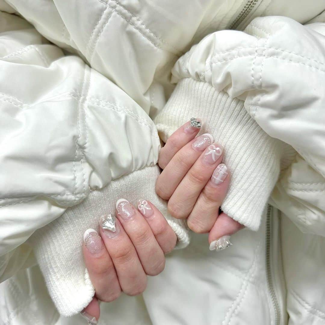 曽我部優芽のインスタグラム：「🫧☁️🪞🤍 ⁡ ⁡ ⁡ #サロンゆなこ#nail#nails#whitenails#white#ネイル#ホワイトネイル#冬ネイル#네일아트#네일#젤네일」