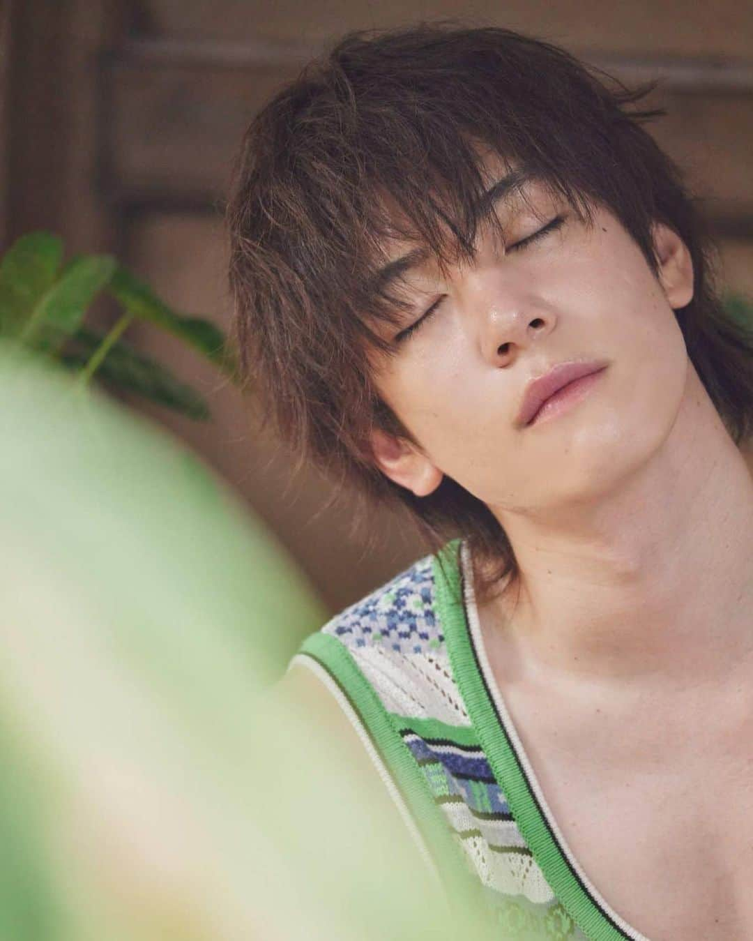 内藤秀一郎のインスタグラム：「オフショットどーぞっ😴😴😴  #写真集発売まであと5日 #2gathertheseries  #คั่นกู  #FilmingLocation  #MinistryofRoaster」