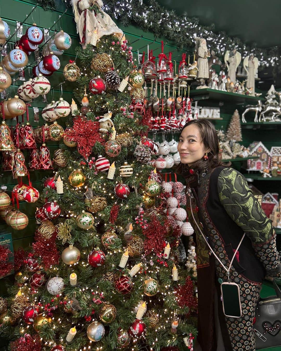 加藤ジーナのインスタグラム：「オランダにはサンタさんが来る前に シンタさんがやってくる〜🥰🎄✨  シンタクラースはオランダで12月5日にお祝いする行事で 1年間良い子にしていた子供にはシンタさんからプレゼントがあって悪い子は連れて行かれてお手伝いをさせられる っていうクリスマスに近いものなんだけど サンタクロースの起源はシンタクラースっていう説もあるんだよ〜🎅  シンタさんにはピートっていうプレゼントを子供たちに配るお手伝いさんがいるんだけど 煙突を通ってくるからススで顔が真っ黒く汚れているんだけど それが人種差別的ということで 今ではほんの少ししか汚れてないし このことでシンタクラースを祝う家庭が減って代わりにクリスマスをお祝いするようになった家族も多いみたい、、、  でも私は幸運なことにシンタクラースをお祝いするお家のシンタクラースパーティーに今年参加させてもらうんだ〜🥺💗🥺💗 私にもシンタさん来るかなあ🥺🥺🥺 良い子にしてました🥺🥺🥺  #シンタクラース #オランダ生活 #ヨーロッパのクリスマス #オランダ移住」