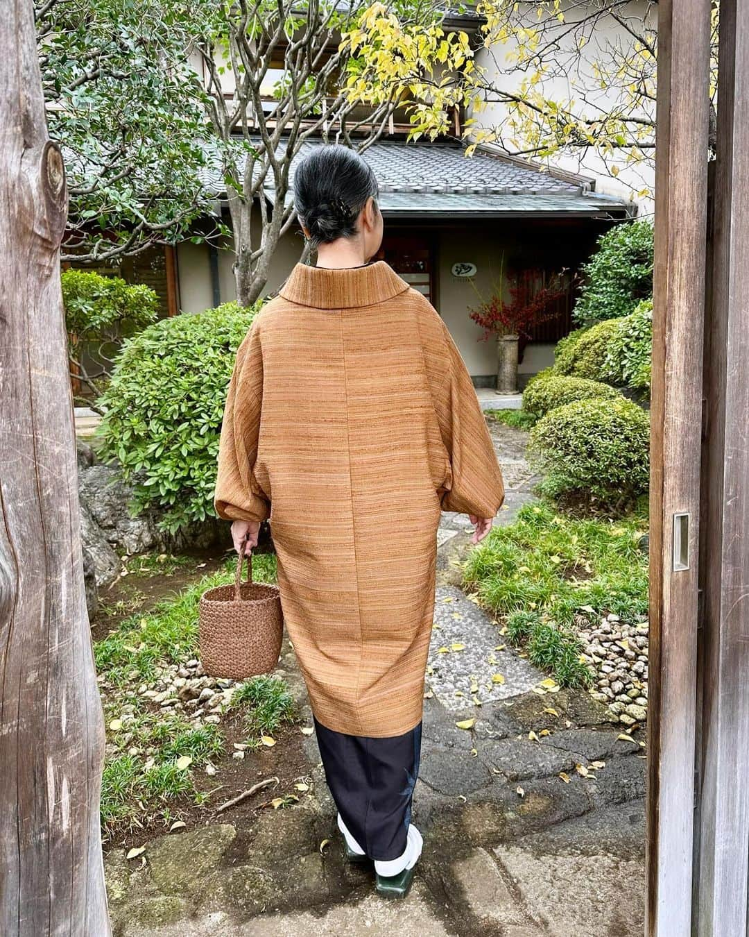 山崎陽子さんのインスタグラム写真 - (山崎陽子Instagram)「外套 寒い1日のお出かけに、裂織のコートを。 #kimono #結城紬  #裂織コート #裂織 #小林純子 #染織工芸むら田  着物を裂いて作った糸の細さ、絹の軽さに感動❤︎」11月26日 19時50分 - yhyamasaki