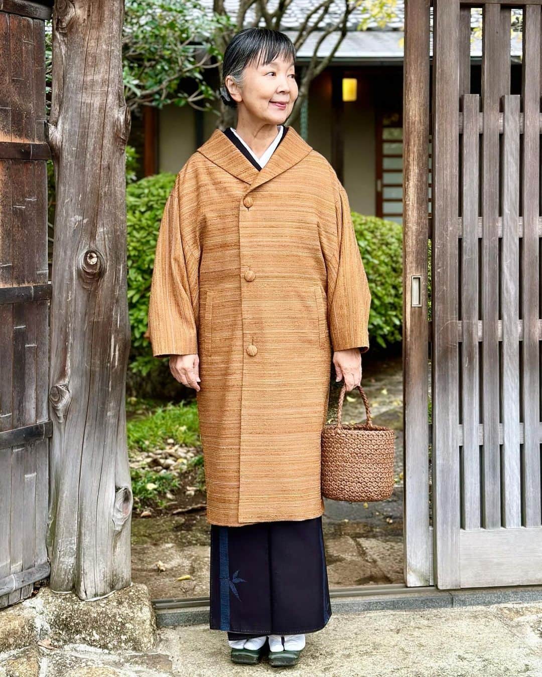 山崎陽子のインスタグラム：「外套 寒い1日のお出かけに、裂織のコートを。 #kimono #結城紬  #裂織コート #裂織 #小林純子 #染織工芸むら田  着物を裂いて作った糸の細さ、絹の軽さに感動❤︎」