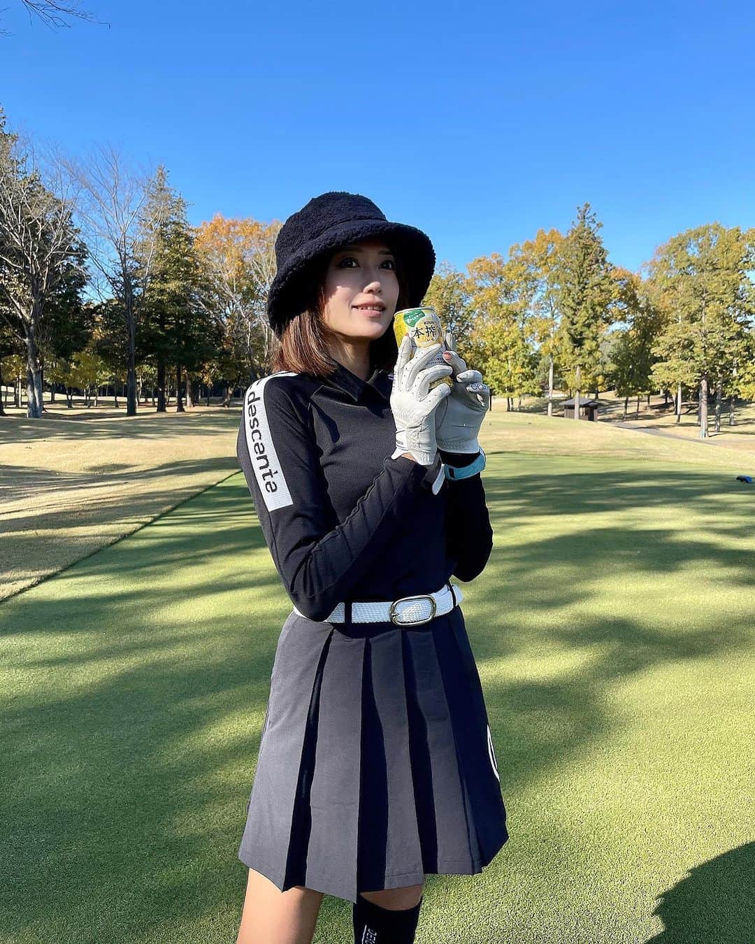 ISHIIYUKIKOのインスタグラム：「なんだ今日の寒さはさ🥶  先週の暖かい小春日和が恋しい🥹🌸  ウェアはぜーんぶデサント😍 @descentegolf.jp   モコモコのバケハは小顔効果あり🤩❤️  #pr #ゴルフ #ゴルフ女子 #golf #golfgirls  #골프 #골프스타그램  #高尔夫 #golfswing  #韓国スタイル #ゴルフウェア #ゴルフコーデ #ゴルフアパレル #デサントゴルフ #バケハ」