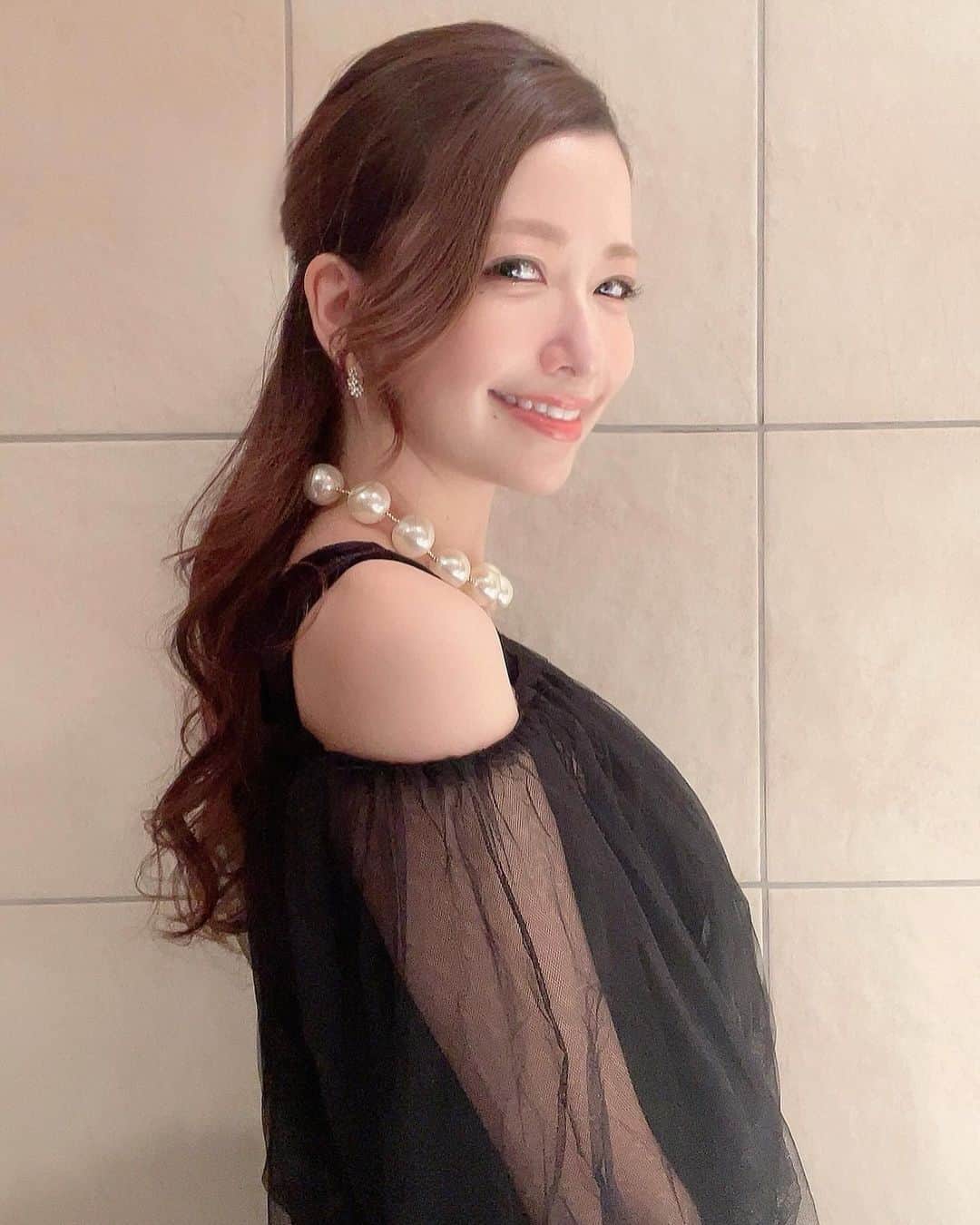 酒井桃子のインスタグラム：「. 昨日はとても素敵な結婚式でした🕊️✨ 10年ぶりくらいに会えた友達もいて嬉しかったな☺️💞  そして先日 @reiko_nakane のサロン @variesprime にお邪魔してきました✨ 久しぶりにお会いした麗子さんは 相変わらず、気さくで美しくて可愛くて 変わらない麗子さんでした☺️💞 施術は小顔矯正とHIRF WAVEをお願いしました😊 フェイスラインが気になっていたけど スッキリしてトーンアップまで🫶🏻 お店は中目黒から徒歩1分で 立地もとても良く助かりました🫶🏻 麗子さん本当にありがとうございました✨ #rienda#エステ#hirfwave#小顔矯正#variesprime」
