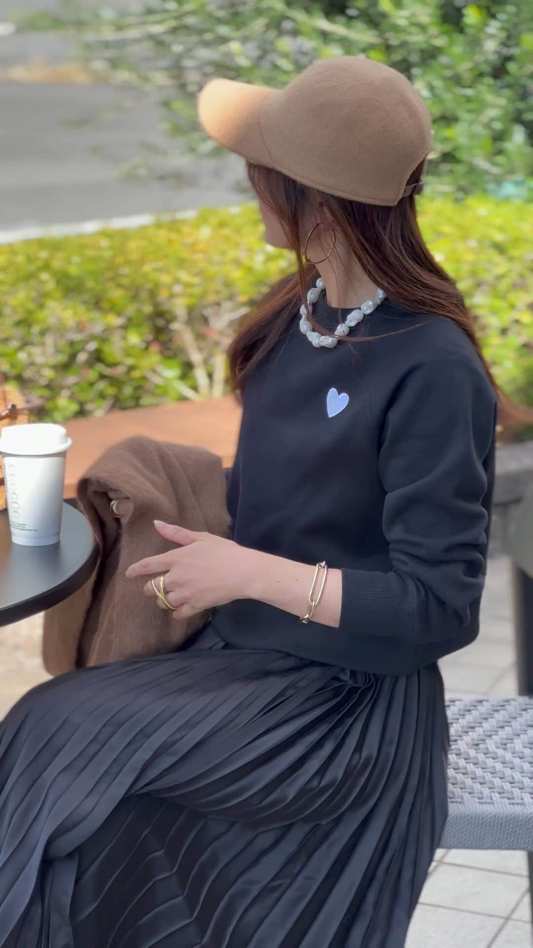 yoko178loveのインスタグラム：「#coordinate  先日のコートいらずの暖かかった日☀︎  スエットにストールを羽織って black ×camelの落ち着くコーデ  ハートの刺繍が可愛いスエットは 娘とシェアする予定♡  tops  @nostalgia_jp @nostalgia_zozotown  ✔︎ZOZOで¥1,000クーポン実施中 skirt.cap  #uniqlo  shoes  #tods  stole  #asaucemeler   #nostalgiajp #ノスタルジア#pr#noszozo#ブラックコーデ #大人カジュアル #ローファー#ユニクロ#カジュアルコーデ #fashion#casual」