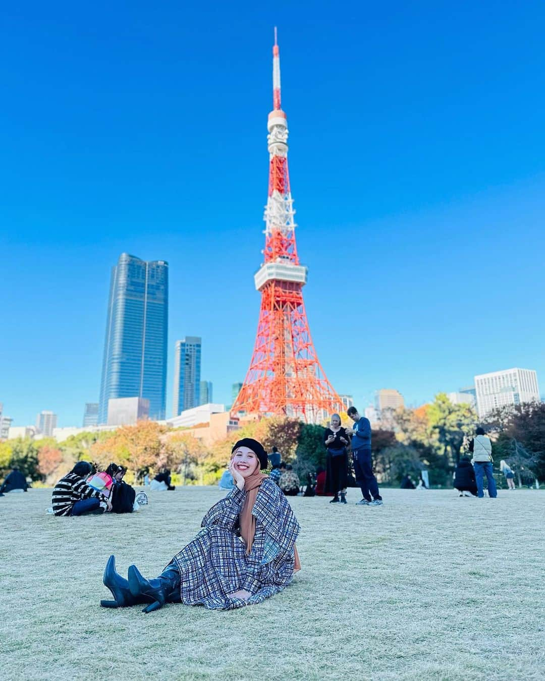 AMIさんのインスタグラム写真 - (AMIInstagram)「❁.*･ﾟ  大好きな東京タワー🗼 今までで一番お気に入りな写真❤️  みんなは東京タワー派？それともスカイツリー派？ 次の東京はいつかな？  ここ本当におすすめ！ ピクニックとかのんびり過ごしたい日にぜひ✨  📍#芝公園  東京/Shibakouen(park) Tokyo 🚃最寄り駅 芝公園/Shibakouen sta.     ∞----------------------------‪𓏲𓎨ෆ ̖́-‬  Taman ini bagus bgt dan aku suka Tokyo tower dari pada Skytree😂  Kalau kalian gimana?       *☼*―――――*☼*―――――*☼*―――――*☼*――――― #東京タワー #東京旅 #おすすめスポット #東京お出かけ #東京おすすめスポット #旅したくなるフォト #旅行好き女子 #タビジョ #大人旅 #公園フォト #都会のオアシス #フォトジェニックスポット #ヒジャブ #秋ファッション #大人コーディネート #オシャレさんとつながりたい #旅行好きさんと繋がりたい #jalanjalankejepang #jepang #tokyojapan🇯🇵 #retrip_nippon #retrip_tokyo #funtotrip #l4l」11月26日 19時51分 - amineko18