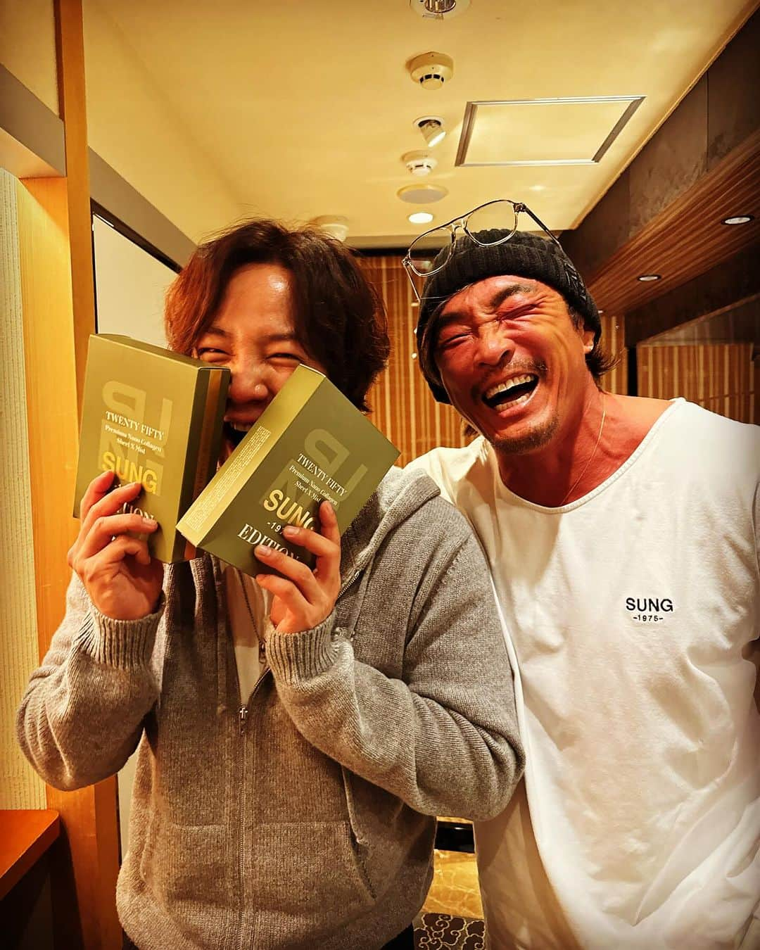 秋山成勲さんのインスタグラム写真 - (秋山成勲Instagram)「グンちゃんがパック使って気に入ってくれました‼️ #グンちゃんとお揃い #溶けるパック #溶けて肌に染み込むパック #コラーゲン  #男女兼用  #肌質改善  #肌荒れ  #sungパック #うなぎ  #チャングンソク  @_asia_prince_jks  @sung1975_japan」11月26日 19時51分 - akiyamachoo