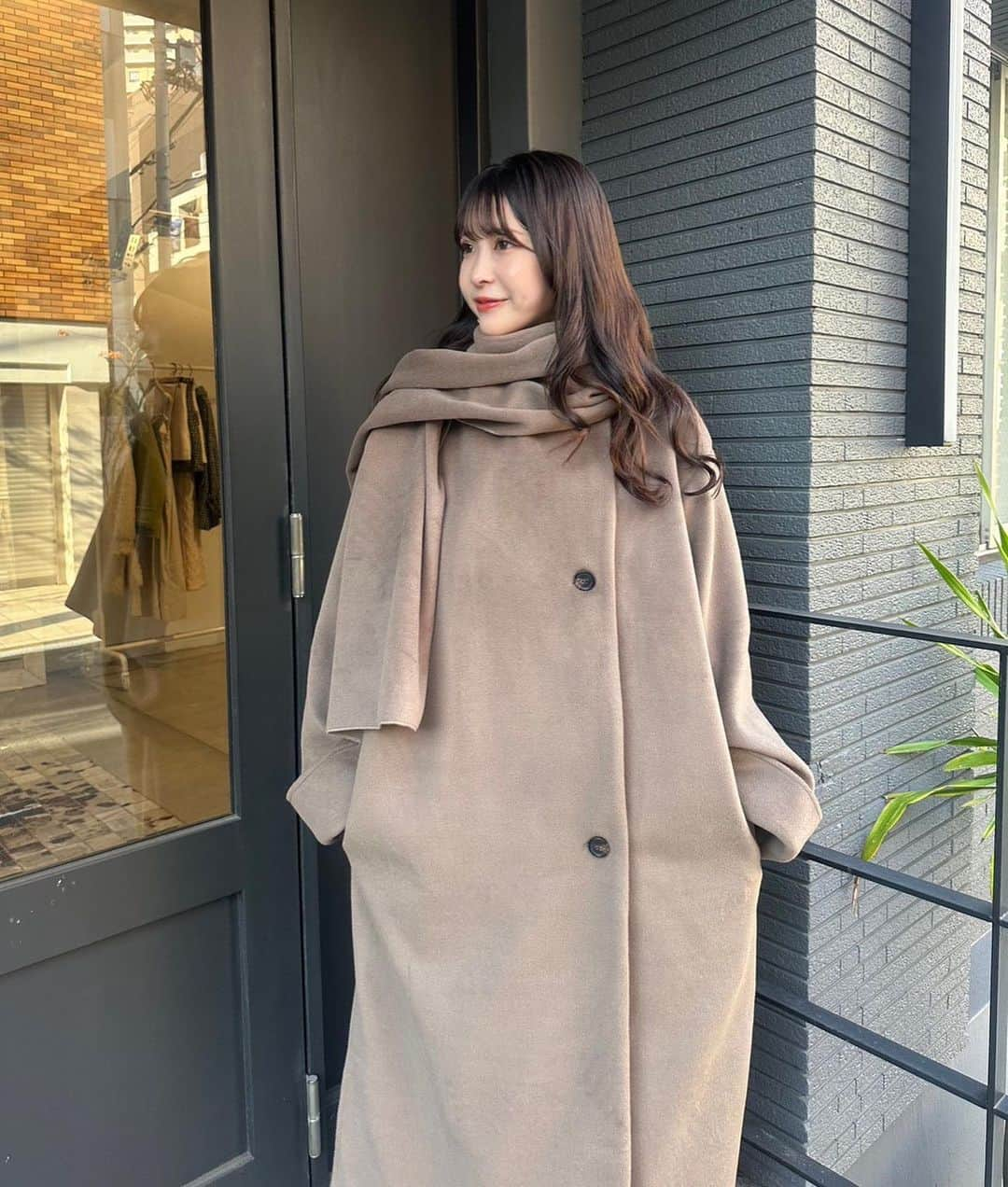 mellowneonさんのインスタグラム写真 - (mellowneonInstagram)「. マルチウェイマフラー付きロングコート beige / mocha  1枚で様々な着方を楽しめる マフラーセットコート。  スタンドカラーにすることができ、 これからの季節も 暖かく着用いただけます。  大きめの襟は寝かせてご着用いただいても ポイントになるデザインです。  袖デザインや、柔らかく絶妙なカラーも こだわったポイントです♡  袖口はボタンを外してさらに 長めにご着用も可能です。  #アウターコーデ #デートコーデ #冬コーデ #スタンドカラー #スタンドカラーコート」11月26日 19時52分 - mellow_neon