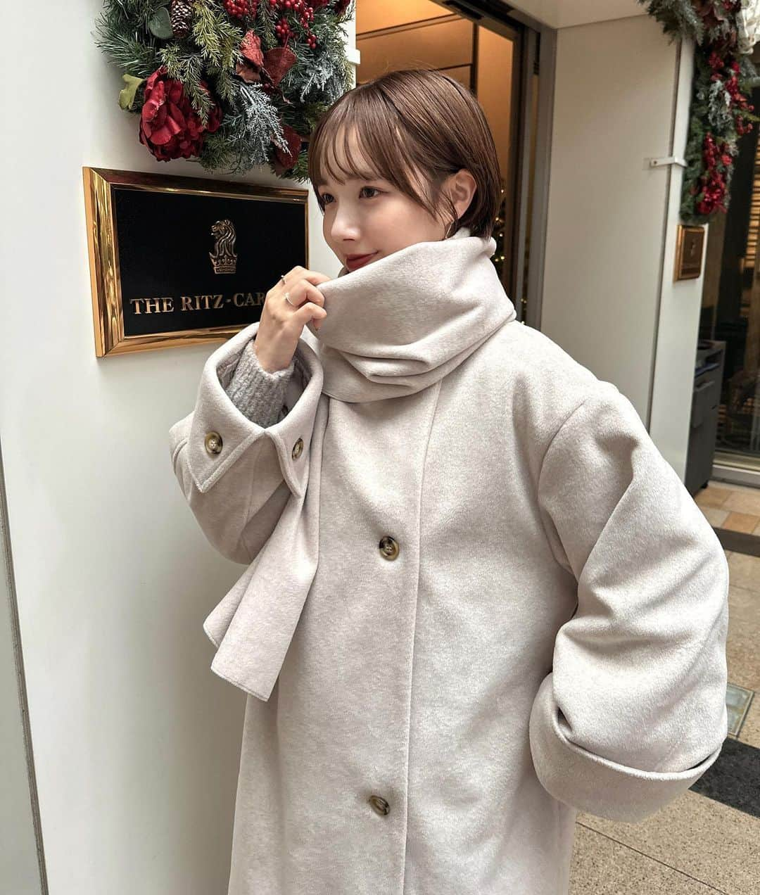 mellowneonさんのインスタグラム写真 - (mellowneonInstagram)「. マルチウェイマフラー付きロングコート beige / mocha  1枚で様々な着方を楽しめる マフラーセットコート。  スタンドカラーにすることができ、 これからの季節も 暖かく着用いただけます。  大きめの襟は寝かせてご着用いただいても ポイントになるデザインです。  袖デザインや、柔らかく絶妙なカラーも こだわったポイントです♡  袖口はボタンを外してさらに 長めにご着用も可能です。  #アウターコーデ #デートコーデ #冬コーデ #スタンドカラー #スタンドカラーコート」11月26日 19時52分 - mellow_neon