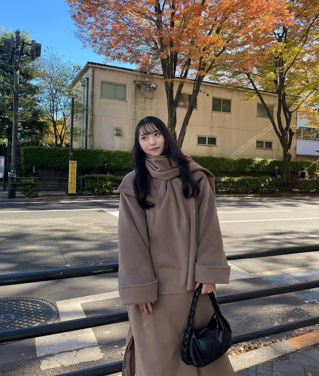 mellowneonさんのインスタグラム写真 - (mellowneonInstagram)「. マルチウェイマフラー付きロングコート beige / mocha  1枚で様々な着方を楽しめる マフラーセットコート。  スタンドカラーにすることができ、 これからの季節も 暖かく着用いただけます。  大きめの襟は寝かせてご着用いただいても ポイントになるデザインです。  袖デザインや、柔らかく絶妙なカラーも こだわったポイントです♡  袖口はボタンを外してさらに 長めにご着用も可能です。  #アウターコーデ #デートコーデ #冬コーデ #スタンドカラー #スタンドカラーコート」11月26日 19時52分 - mellow_neon