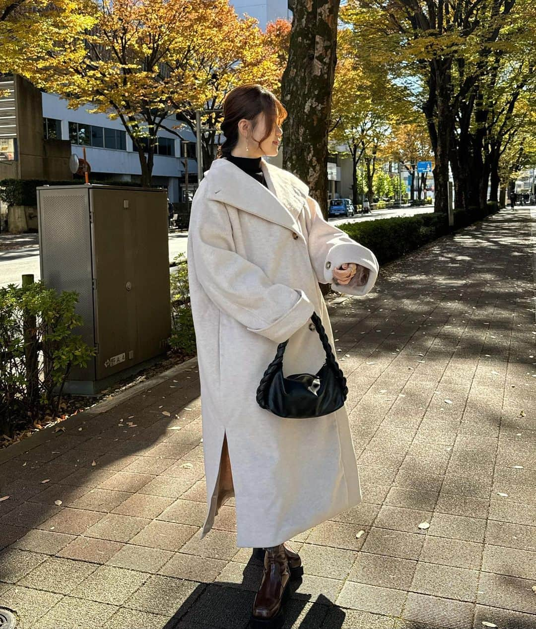 mellowneonさんのインスタグラム写真 - (mellowneonInstagram)「. マルチウェイマフラー付きロングコート beige / mocha  1枚で様々な着方を楽しめる マフラーセットコート。  スタンドカラーにすることができ、 これからの季節も 暖かく着用いただけます。  大きめの襟は寝かせてご着用いただいても ポイントになるデザインです。  袖デザインや、柔らかく絶妙なカラーも こだわったポイントです♡  袖口はボタンを外してさらに 長めにご着用も可能です。  #アウターコーデ #デートコーデ #冬コーデ #スタンドカラー #スタンドカラーコート」11月26日 19時52分 - mellow_neon