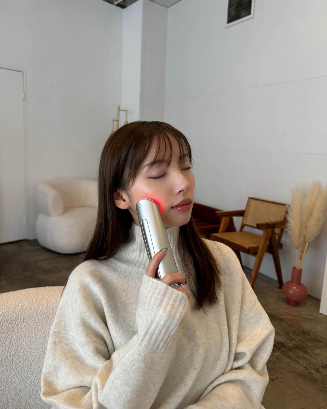 谷川菜奈のインスタグラム：「大人気のフォトプラスシャイニーから さらにパワーアップしたヤーマンの美顔器🤍 ヤーマン　フォトプラス シャイニー ネオ✨  特にDAILYケアがすき🤍 3分でイオン導入・EMS・LEDの3つができちゃうの！！  お風呂上がりのスキンケアの時に使ってるよ！ さらに、ヤーマンの業務用機器にも搭載されているような 3MHzのラジオ波でのお手入れも同時に叶う、贅沢モード… これ使い始めてからお肌の調子がすごく良くなってる気がする、、、！  しかも、持ちやすくて軽い✨ こんなに気軽に毎日贅沢ケアができるのは本当に嬉しいし、ズボラな私にはとっても助かる☺️  WEEKLYモードにはEYE CAREモードやCLEANモードなどあって、 1台で洗顔からうるおいケア、お肌をひんやり冷やして引き締めまで出来る美顔器なの！  #PR#ヤーマン #フォトプラスシャイニーネオ #美顔器#リフトケア#おうち美容」