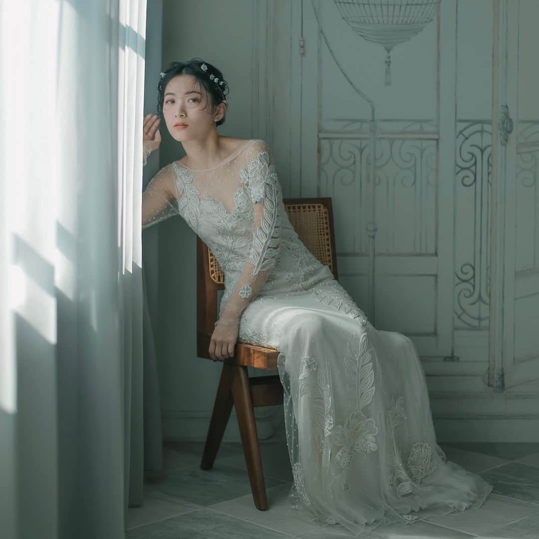 aedamのインスタグラム：「. @temperleybridal  Viviana dress  ビーズをたくさん使用した細やかな刺繍は 見る人を惹きつけ美しさを引き立てます。  【お問い合わせ】 TEL 0532-32-1006 公式LINE@aedamで検索🔎 追加後フルネームを送信いただき登録が完了いたします。  #ドレス試着 #フォトウェディング #ウェディングフォト #結婚式 #前撮り #レストランウェディング」