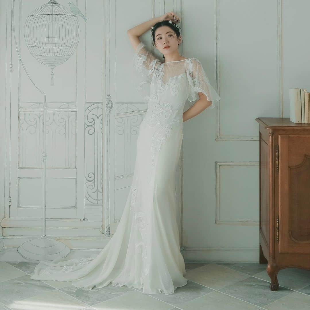 aedamのインスタグラム：「@temperleybridal  Viviana dress  temperley londonならではの 女性らしさと上品さを兼ね備えたdress  オールホワイト生地に 大柄ながらシンプルで控えめな刺繍で ナチュラル印象に。  【お問い合わせ】 TEL 0532-32-1006 公式LINE@aedamで検索🔎 追加後フルネームを送信いただき登録が完了いたします。  #ドレス試着 #フォトウェディング #ウェディングフォト #結婚式 #前撮り #レストランウェディング」