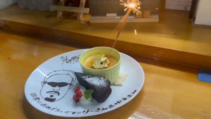 テレンス・リーのインスタグラム：「前回、投稿した誕生日プレート。およそ１か月ぶりに訪問した馴染みの居酒屋cafe『蒼』でサプライズのケーキ盛り合わせをプレゼントされびっくり！ 明美さん、葵ちゃん母娘の心遣いに感激！多忙で打ちやっていた誕生日を２５日遅れで祝ってもらえるとは思ってもいませんでした！しかも、誕生日が間近の事務所代表松田優女史の名前までプレートに刻まれ！本当にありがとうございました！」