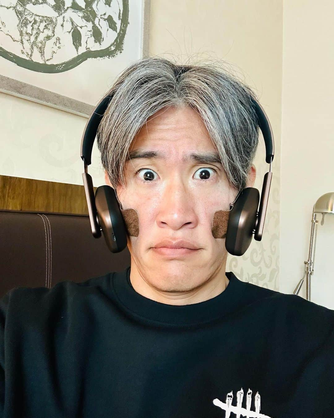 KOHSHIさんのインスタグラム写真 - (KOHSHIInstagram)「新型のヘッドホン！ではありません 1ヶ月のお休みで、たるんだ顔の筋肉のトレーニングをするためのマシーン。 旅のお供 @corefit_bbyc  です  コレで「Hero’s come back」の 高速ラップも楽々イケちゃうはず🎤  以上、シンガポールからKOHSHIでした🇸🇬」11月26日 19時56分 - kohshi_flow