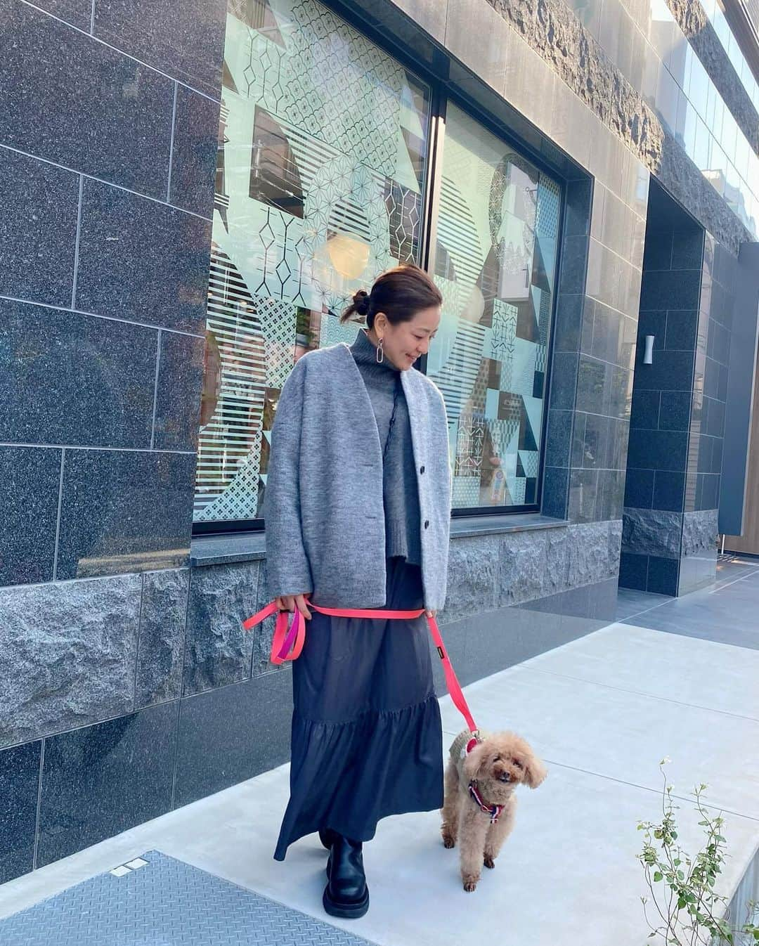 keikobun34さんのインスタグラム写真 - (keikobun34Instagram)「▶︎  街を歩くのが好きなレイ🐶 自分が入れるお店も知ってるよ♬  @sync__official_ のウールニットコクーンコート。 届いてからほぼ毎日着てる。  自分では見えないけど、 バックスタイルが特に好き♥︎  #ウールニットコート#コクーンコート #ウールコート#グレーコート #大人コーデ #大人カジュアル #40代ファッション#40代コーデ  #50代ファッション #50代コーデ  #アラフィフモデル #womanover50 ##over50women  #over50#over50style #over50fashion  #womanover40 ##over40women  #over40#over40style #over40fashion」11月26日 19時58分 - keikobun34