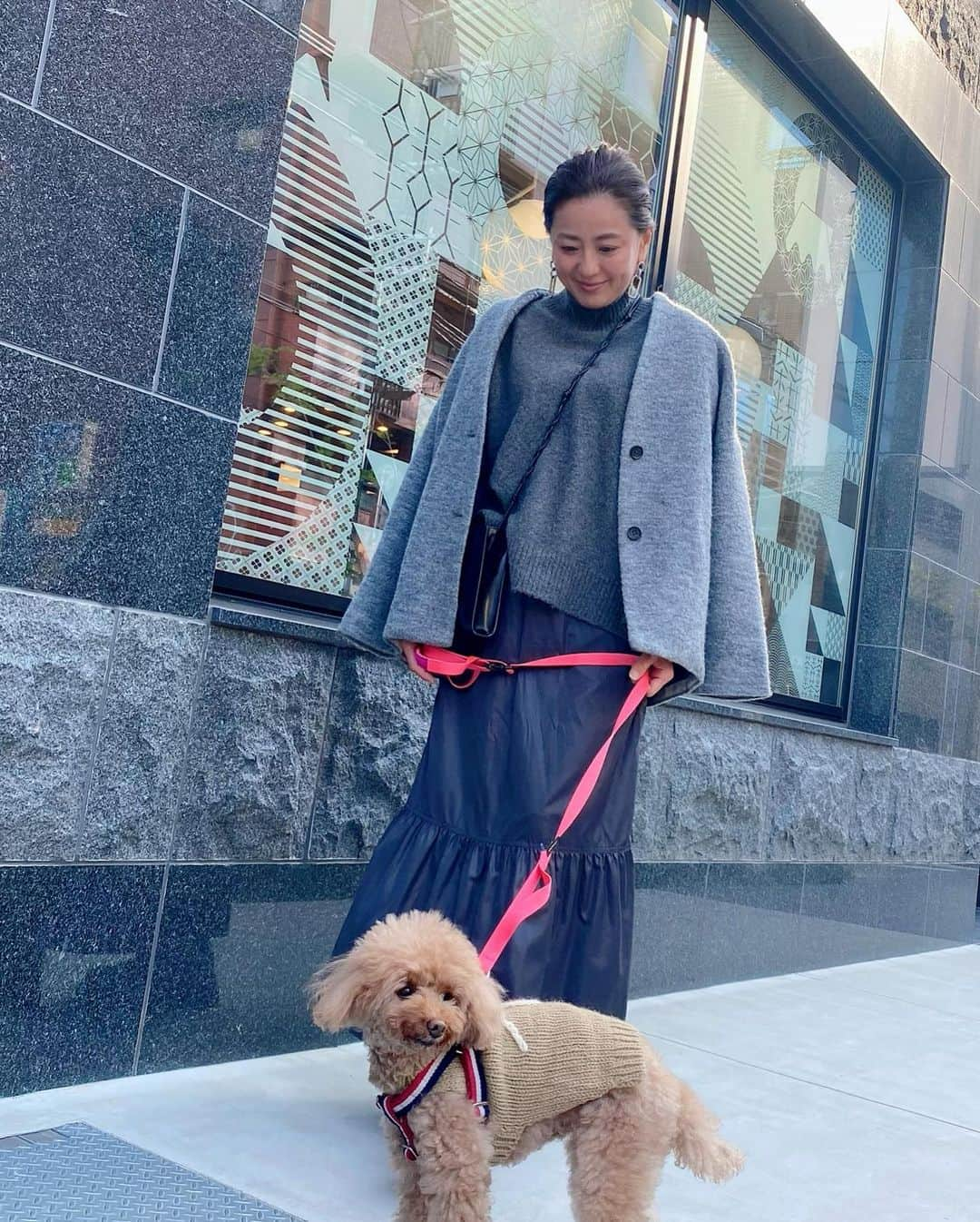 keikobun34さんのインスタグラム写真 - (keikobun34Instagram)「▶︎  街を歩くのが好きなレイ🐶 自分が入れるお店も知ってるよ♬  @sync__official_ のウールニットコクーンコート。 届いてからほぼ毎日着てる。  自分では見えないけど、 バックスタイルが特に好き♥︎  #ウールニットコート#コクーンコート #ウールコート#グレーコート #大人コーデ #大人カジュアル #40代ファッション#40代コーデ  #50代ファッション #50代コーデ  #アラフィフモデル #womanover50 ##over50women  #over50#over50style #over50fashion  #womanover40 ##over40women  #over40#over40style #over40fashion」11月26日 19時58分 - keikobun34