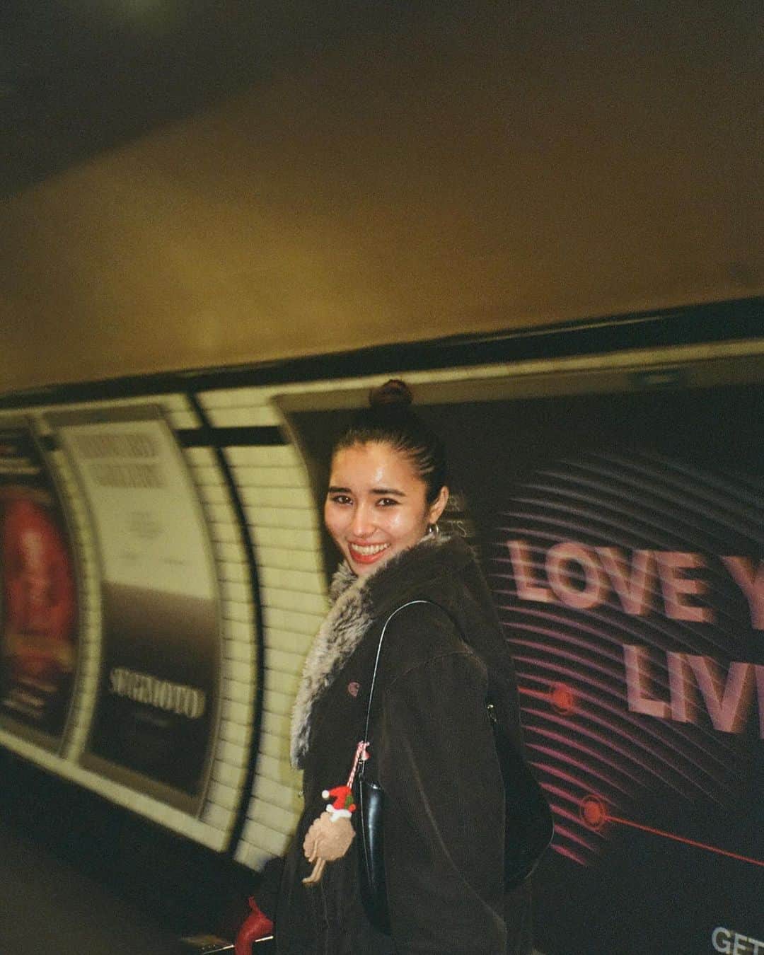 静華ジャズミンのインスタグラム：「Come over Valerie?」