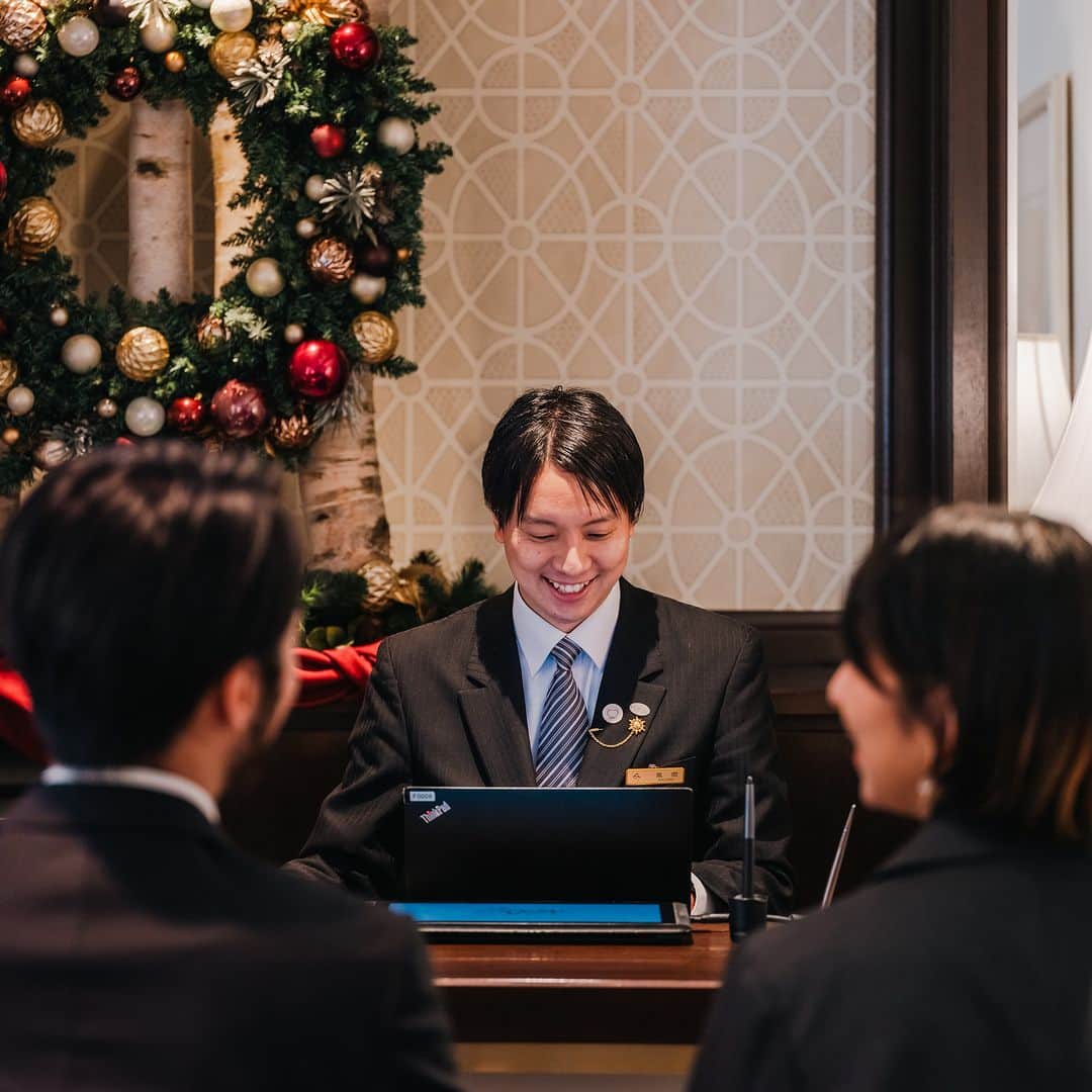 横浜ロイヤルパークホテルさんのインスタグラム写真 - (横浜ロイヤルパークホテルInstagram)「... 65-66F スカイリゾートフロア「ザ・クラブ」にご宿泊のお客様は、66Fの専用デスクにてゆったりとチェックイン。 ご滞在中のお時間が快適なものになるよう、専任のスタッフがご案内いたします。  日々の喧噪から離れ、非日常のひとときを💎  … 空と隣り合う「横浜ロイヤルパークホテル」 @yokohamaroyalparkhotel  #横浜ロイヤルパークホテル #yokohamaroyalparkhotel #royalparkhoteljp #ロイパ #横浜ロイパ #横浜ランドマークタワー #ランドマークタワー #ホテル #hotel #ラグジュアリーホテル #luxuryhotel #横浜ホテル #みなとみらいホテル #国内旅行 #横浜旅行 #横浜観光 #みなとみらい観光 #myyokohama #travel_japan #travel_jp #yokohamatrip #yokohamatravel #yokohamahotel #ホテルステイ #hotelstay #クラブラウンジ #clublounge #ホテルラウンジ」11月26日 20時00分 - yokohamaroyalparkhotel