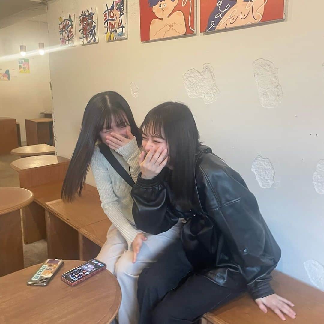 mihoro*のインスタグラム：「いや､さむ〜 さむすぎ〜 むりすぎ〜 な日々ですがみなさんお元気ですか？ さすがに寒すぎてどこに行く気にもなれません 早く夏にならないですかね 寒いってだけでなんだか寂しい気持ちになっちゃうし 人に会いたくなっちゃうし でも寒すぎてどこに行く気にもなれないし 厄介な季節が今年もやってきました もう11月も終わり12月になろうとしてます 信じられません 今年終わるやないかい... そーいえば10月中旬のライブで今年ももう終わるな〜ゆーMCしてましたわ さすがにそれは早すぎましたわ でももうそろそろ言っていい時期ですね「今年ももう終わるなぁ〜」　最近の私はいくつか前の投稿で"脱･非人間"宣言をしましたが 人間と非人間を行ったり来たりする日々です 人間の日もあるので調子良いかと思われます きっと彼女が私のことを人間にしてくれているな という心当たりのある女性がいます その方は私の自己肯定感をあげてくれるし 会話の途中で"いいおんな〜"と言ってくれます 私にはステキナトモダチがいるみたいです 嬉しいです幸せです 脱･非人間にはまだなれていないですが 彼女のおかげで近付いてきています 人間になれる未来が見えてきています らんちゃんいつもありがとう　あ〜ほんとにさ ずっとさ 何言ってんのわたし 別に人間だしな 人間なんだけどな 伝わんねえかな 伝わんなえよな 日本語勉強してくら‼︎‼︎」