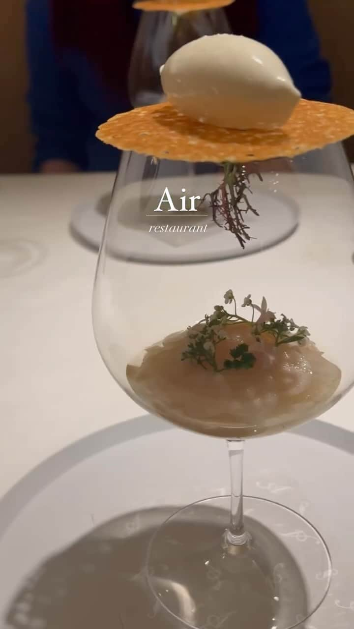 RETRIP<リトリップ>グルメのインスタグラム：「【RETRIP×銀座🇫🇷】 こちらは、東京・銀座にある「Restaurant Air（レストランエール）銀座」です。まさに芸術のように美しいフレンチがいただけるお店。シェフのおまかせコースには、ランチディナー共にワインのペアリングをつけることができますよ🍷クリスマスに、大切なあの人と訪れてみてはいかがですか？  [スポット情報] 📍住所： 東京都中央区銀座5-7-10 EXIT MELSA 8F 🚃最寄り駅：銀座駅より徒歩2分 🕐営業時間：☀️12:00～15:00、🌙18:30～22:00 🗓定休日：不定休 📝予約：完全予約制  ※投稿時の情報となります  ・  Photo by @__._.e.r.i.c.a._.__ ______________________________  全国で話題のスイーツを紹介しているアカウントです！ 他の投稿はこちらから！ >> @retrip_gourmet  ______________________________  RETRIPでは「おでかけ」に関する様々な情報を発信しています。ぜひ他のアカウントもチェックしてくださいね！ . @retrip_news 最新のおでかけ情報を紹介 @retrip_nippon 日本の絶景を紹介 @retrip_global 海外の絶景を紹介 @retrip_gourmet 全国の話題のグルメを紹介 @retrip_cafe 全国のおしゃれなカフェを紹介 . ▼RETRIP[リトリップ]のアプリ 最新情報をまとめてご覧になりたい方には『RETRIPアプリ』がおすすめ！明日のお出かけにすぐ活かせるアイディアが盛りだくさんです✨プロフィールのURLからダウンロードできますので、ぜひご利用ください。 .  ______________________________  #retrip #リトリップ #retrip_groumet #retrip_cafe #国内グルメ #東京グルメ #国内カフェ #東京カフェ #グルメ日記 #飯テロ #食べ歩き #groumetstagram #japanesefood #カフェ #スイーツ #カフェ巡り #かふぇすたぐらむ #スイーツ好きと繋がりたい #instafood #銀座 #銀座グルメ #銀座ランチ #銀座ディナー #フレンチ #レストランエール #RestaurantAir #ginza」