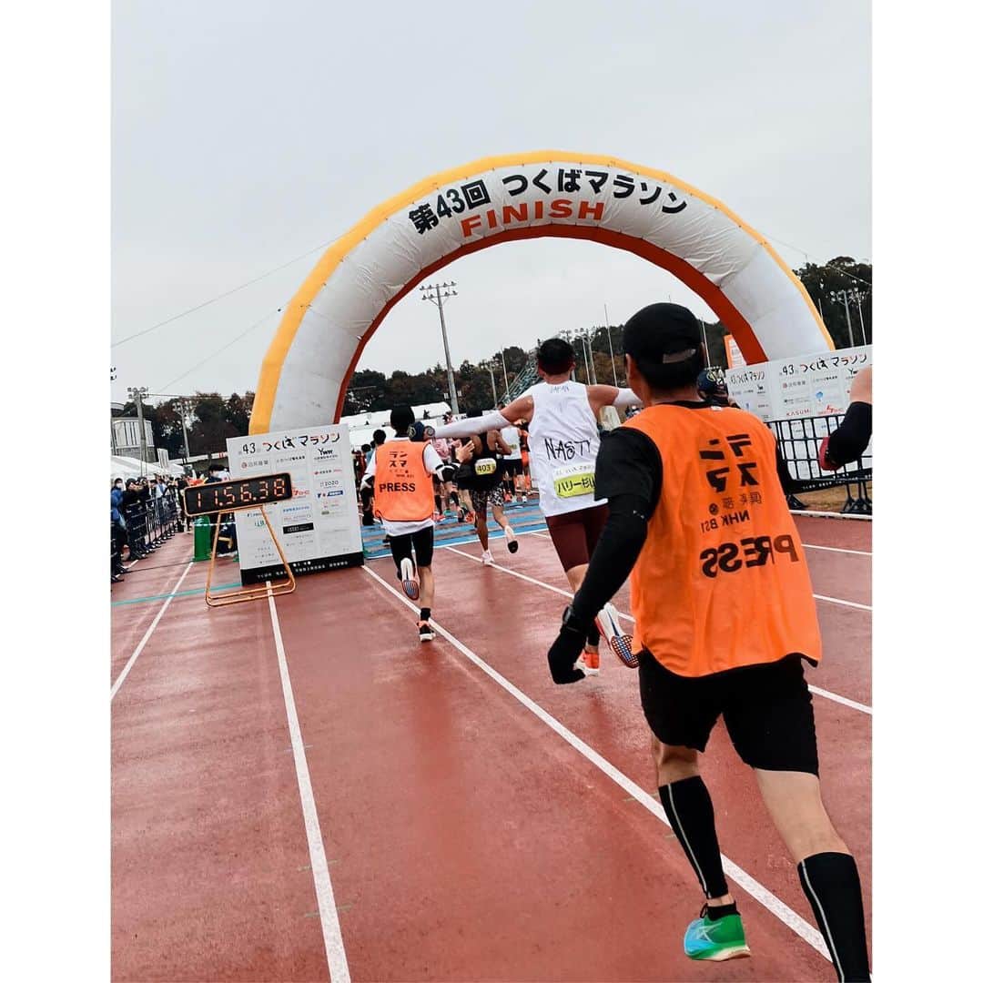 ハリー杉山さんのインスタグラム写真 - (ハリー杉山Instagram)「"つくばマラソン"  "2:56:41"  夢が叶いました。  初のサブスリー。感無量です。  嬉しくて嬉しくて。  一生忘れられない、自分が人生の黄昏を迎えてもずっと僕の心の中で輝き続ける一日になりました。  この日を可能にさせてくれた NHKランスマ倶楽部、 ランスマファミリーに感謝です。  今回のつくばの42.195kmにはどんなストーリーがあったかはオンエアを是非見てほしいです。わかったら報告します☺️  最高のありがとうを 伝えたい方は沢山います。  それはゆっくりと次の数日をかけて。  だけど今日とびっきりのありがとうは 一緒に走ってくれて、落ちそうな時リズムをくれたり、激励してくださったランナー、すれ違った時に応援してくださったランナーの皆様。  つくばマラソンのボランティアの皆様  そして寒い中応援に来てくれた皆  アーセナルユニを着たり、 ラジオのハニポリスナーの皆、 昔から応援してくれてる皆。  僕は幸せです。  それにしても  僕って泣き虫だなぁ。笑  ありがとうございました。  I did it.  2:56:41  A cold, windy day out in Tsukuba  turned out be a glorious, gleaming day of achievement.  It feels so good. Do allow me to pat myself on the back☺️  I'm a happy man. All those failures turning fruitful a lesson of life.  Oh, and yes. You can call me a cry baby😂  Thanks also to @ayaseee_film for some beautiful photos (1&3) capturing the moment.   #ランスマ倶楽部  #つくばマラソン #サブスリー #sub3 #teamnastyrun」11月26日 20時01分 - harrysugiyama