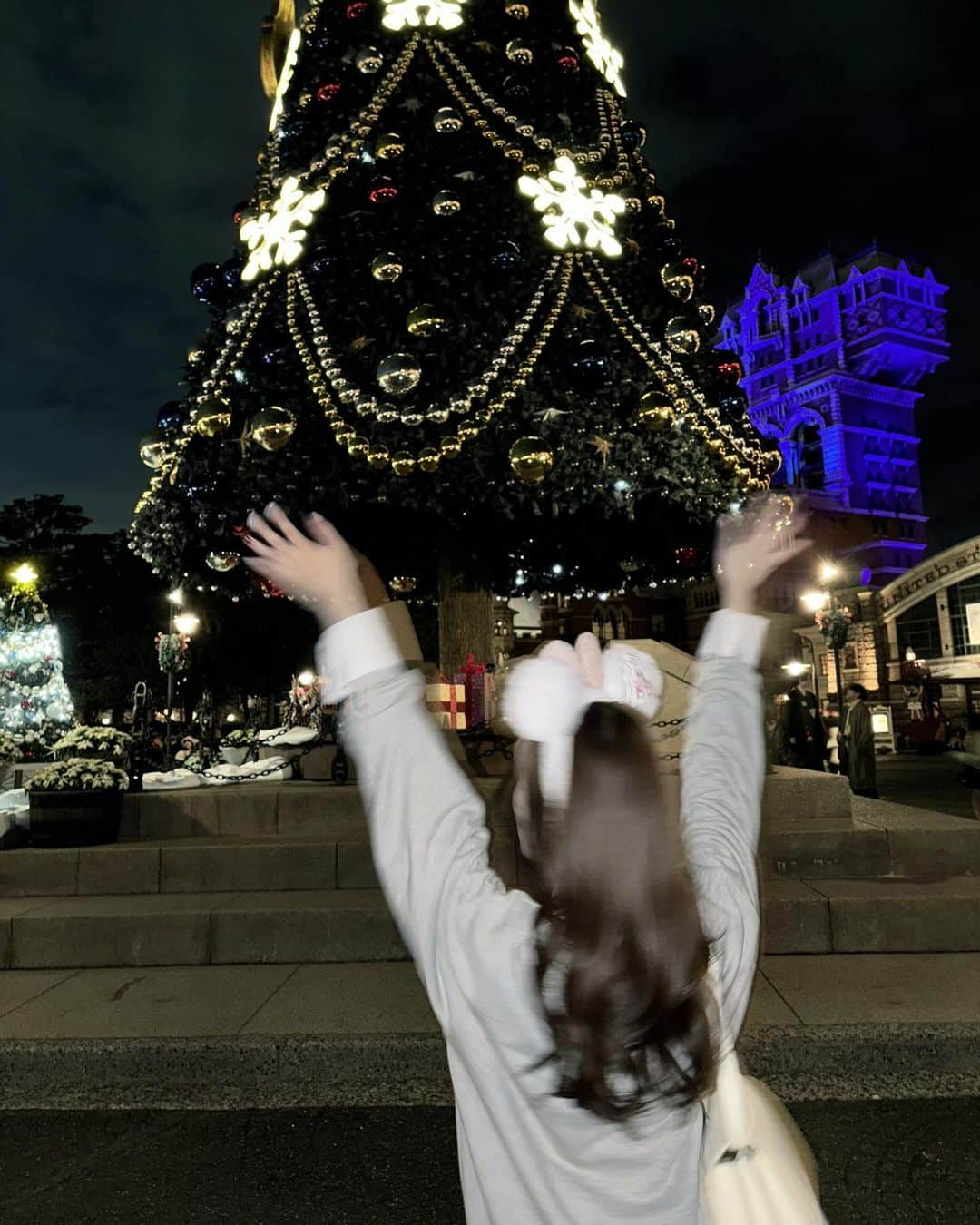 桑島 夢さんのインスタグラム写真 - (桑島 夢Instagram)「. クリスマスディズニー🎄♥️ ポップコーンバケット🍿2個入りできるやつ買った🫰🏻 @tokyodisneyresort_official   ディズニー前にはのぞむさんにヘアセットしてもらいました！🫶🏻  #ディズニーシー#クリスマス#クリスマスディズニー#ディズニーコーデ#UNIQLO#sinoon#ユニクロ」11月26日 20時01分 - yumepi23