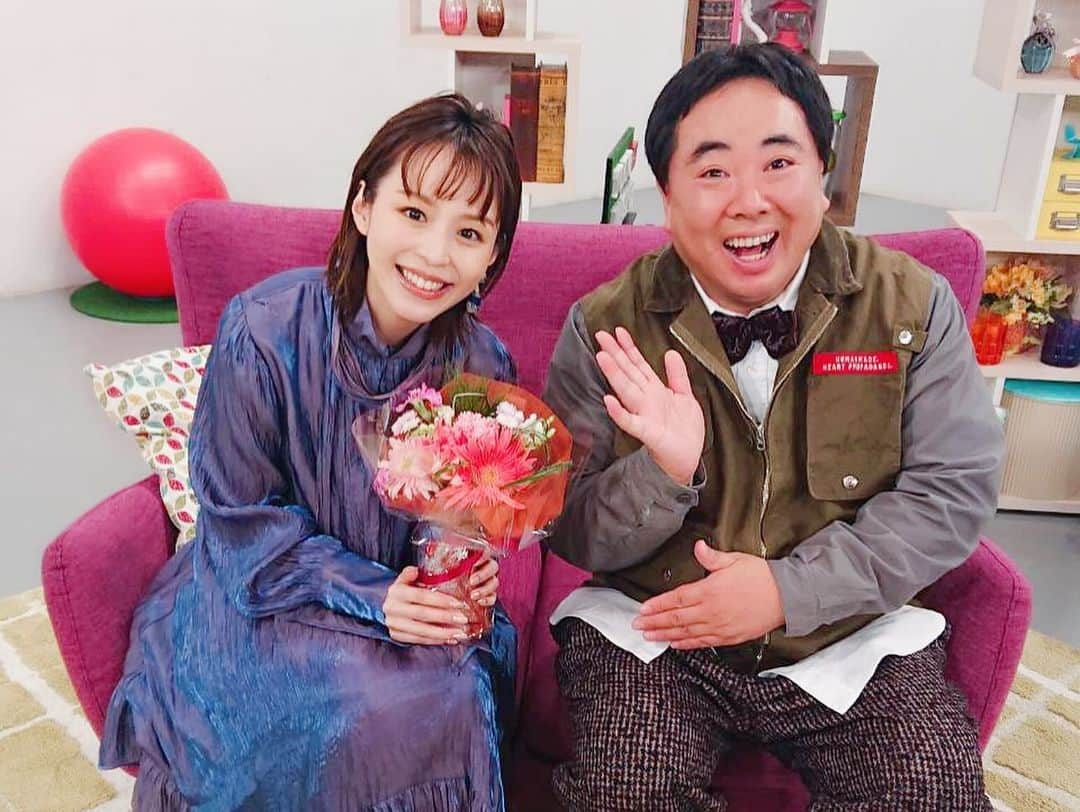 平野綾さんのインスタグラム写真 - (平野綾Instagram)「塚地さんお誕生日おめでと(*´◒`*)(昨日)。 ⁡ 長い付き合いになってきたけど、 ドラマで共演するのは初めてだから嬉しいのです。 ⁡ ふたりで話してると、 どうしても東京暇人やってた時のテンションになっちゃうのです笑。 ⁡ おそろい扇風機♡ ⁡ 撮影は夏だったのですが、 あや扇風機貸したらすぐ似たやつポチってた笑。 ⁡ ⁡ #塚地武雅 #グラリオサ音子 とのコラボ懐かしい #ポケットに冒険をつめこんで」11月26日 20時01分 - a_ya.hirano