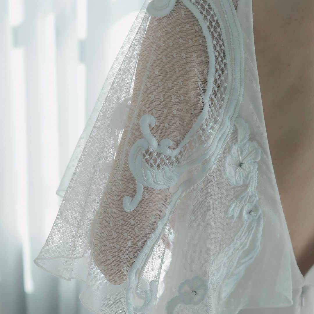 aedamのインスタグラム：「. new  dress collectio『Peinture』  ベルスリーブの袖と柔らかなスカートが シンプルなドレスの中に動きを感じさせます。  【お問い合わせ】 TEL 0532-32-1006 公式LINE@aedamで検索🔎 追加後フルネームを送信いただき登録が完了いたします。  #ドレス試着 #フォトウェディング #ウェディングフォト #結婚式 #前撮り #レストランウェディング」