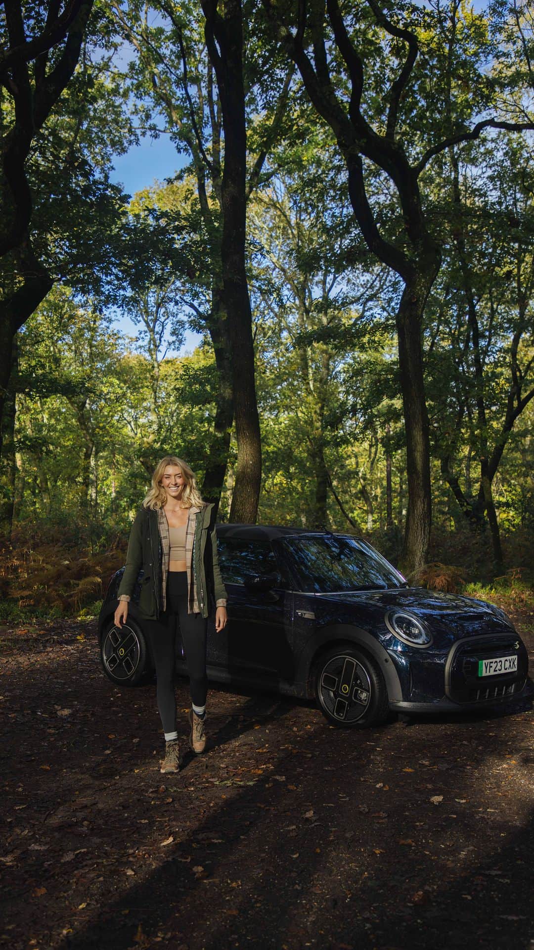 Zanna Van Dijkのインスタグラム：「The ultimate day trip from London 🚗 ad   I’ve been driving the @miniuk Electric Convertible for the past week and took it on an epic adventure! Hit SAVE so you can follow this itinerary:  🏰 Drive to Arundel Castle. Explore the grounds, gardens and interiors. It’s one of my favourite castles in the UK!  ☕️ Wander through Arundel town, see the cathedral, browse the antique shops & grab lunch at a local cafe.  🌊 Drive to the coast. Head to Worthing (or any of the other nearby seaside towns) for a coastal walk, an ice cream and a swim if you’re feeling brave!   This car is one of only 150 electric convertible MINIs in the UK and is SUCH a dream to drive! It’s smooth, comfortable and most of all - fun! Plus is has all the bells and whistles like heated seats, Apple CarPlay and comfort access. What more could you want!? ♥️」