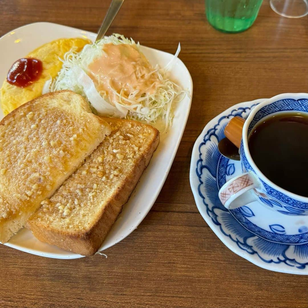 島谷ひとみさんのインスタグラム写真 - (島谷ひとみInstagram)「本日は、  姫路大学の学園祭でした。  リハーサルが早朝だった為、かなり本番まで時間があったのでチーム島谷スタッフと姫路城（白鷺城）へ🏯✨  今の季節は、天気がいいと空も澄んでいて白い城壁が映えますし、紅葉も綺麗で、何より歩くし階段を上り下りするので汗もかかずベストなタイミングでした🍁  浮かれポンチはポンチョ着て写真撮りまくりw  朝ごはんは、カフェドムッシュさんへモーニングセットをいただきに☕️🍞  コーヒー一杯500円で頼むと、アーモンドバターパンとサラダとオムレツが付いてきます。  安〜い❣️ 美味しい〜❣️  他にもあと50回くらい通わなければいけないほどの魅力的なメニューだらけ‼️  スーパーにも行ってみたりして。。。  本番も天気に恵まれ素敵なサンセットのサインと共に温かな空気の中ステージにてパフォーマンスさせて頂き感謝感謝です❤️  みなさん超温かく嬉しかったです☺️  またお会いできますように。。。❤️  昨日の夜は、相模原フェスタにてとても素敵な思い出となる時間を地域の皆様とファンの皆様と過ごし、バタバタとブーブー言いながら終電に飛び乗り0時過ぎに姫路へ入りヘロヘロだった島谷さんがウソのような充実した今日w  みなさんとの出会いと時間によって、心満たされ新幹線に乗っております🚄  少しずつ、今年が終わりゆくような気配を感じるようになりましたが、島谷は年内まだまだ皆様にお会いできる機会を楽しみにしております♡  充実した1日をありがとうございましたとさ☺️  #姫路大学学園祭 #姫路城 #島谷ひとみと愉快な仲間たちw #島谷製作所 #島谷ひとみ」11月26日 20時02分 - shimatani_hitomi_official