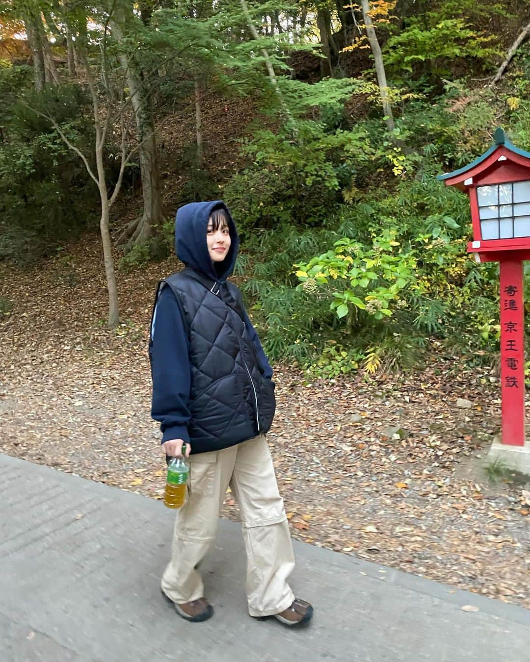 真雪さんのインスタグラム写真 - (真雪Instagram)「久々の高尾山満喫⛰️🧗  down vest @furugiya_jam_official  bottom: @shein_japan  Shoes: @keen_japan   高尾山、リフトに乗るのが1番の楽しみ！（山登りの意味がない） 高所恐怖症なんですけど、怖さとワクワクが一気に来るので最高です（最近高所恐怖症と気付きました）  高尾山を少し登ると二箇所くらいに団子が売られてて、去年と同じく今年も食べました🍡  カロリー消費のための山登りだと思ったけど、歩数は1万歩で普段の方が歩いてるし、なんなら団子でカロリーはプラスでした➕  ひっぱりだこを引っ張ったので、 運がついてくると思います！！！  久しぶりの長文&ブランド紹介！  時間を作ってみんなに発信していくぞ〜  Ps. 最後の動画は何気に途中で転けてるけどなんてことない顔で歩き続けるわたしです」11月26日 20時02分 - fujitamayuki__