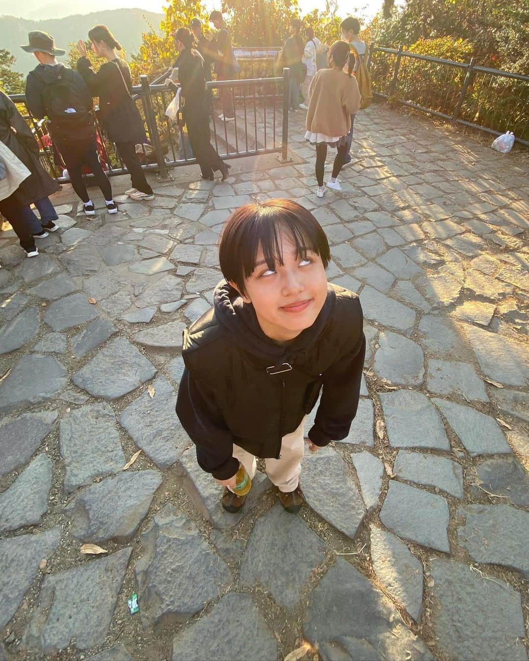 真雪さんのインスタグラム写真 - (真雪Instagram)「久々の高尾山満喫⛰️🧗  down vest @furugiya_jam_official  bottom: @shein_japan  Shoes: @keen_japan   高尾山、リフトに乗るのが1番の楽しみ！（山登りの意味がない） 高所恐怖症なんですけど、怖さとワクワクが一気に来るので最高です（最近高所恐怖症と気付きました）  高尾山を少し登ると二箇所くらいに団子が売られてて、去年と同じく今年も食べました🍡  カロリー消費のための山登りだと思ったけど、歩数は1万歩で普段の方が歩いてるし、なんなら団子でカロリーはプラスでした➕  ひっぱりだこを引っ張ったので、 運がついてくると思います！！！  久しぶりの長文&ブランド紹介！  時間を作ってみんなに発信していくぞ〜  Ps. 最後の動画は何気に途中で転けてるけどなんてことない顔で歩き続けるわたしです」11月26日 20時02分 - fujitamayuki__