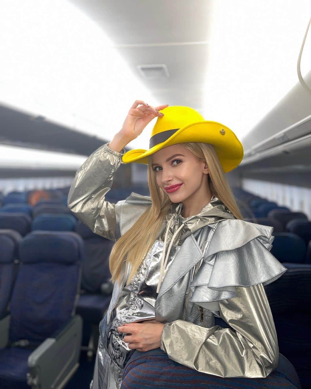 カロリーナのインスタグラム：「今期もイエローハットさんのイメージモデルをやらせていただきましたー！✨  共演者の皆様、スタッフの皆様お疲れ様でした。  快適に撮影ができるようにいつもスタッフの皆様がご配慮してくださり、とても感謝しております。  2年目のイエローハットの撮影もとても楽しかったです🛞💛  テレビCMぜひ見てね〜☺️✌️  #イエローハット　#イエローガール　#イエローハットガール　#モデル #イエローハットモデル」