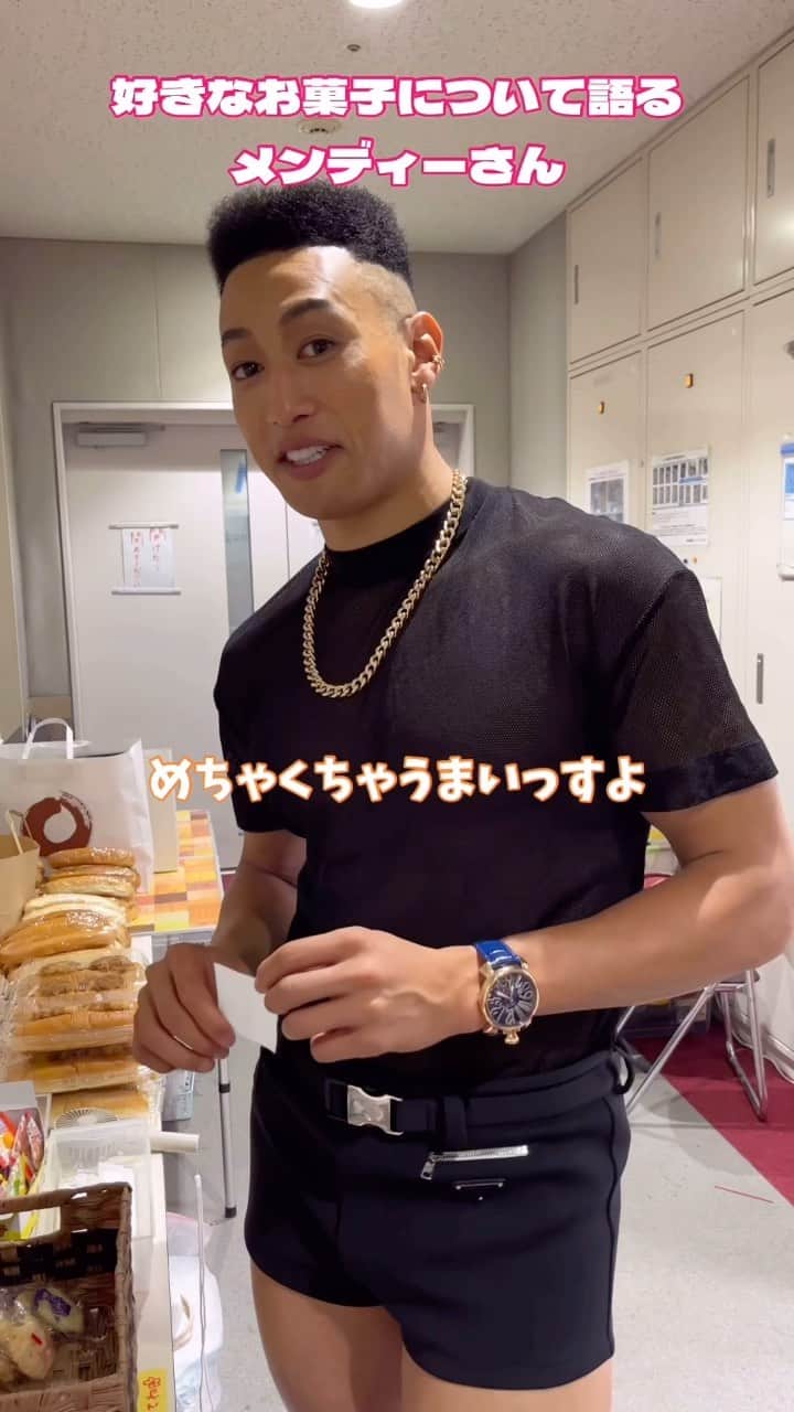 パリピ孔明のインスタグラム：「. #パリピ孔明 9話 TVer無料見逃し配信中！  撮影合間の一コマ📽 差し入れリクエストBOXへ 希望の品を書いて投函するメンディーさん💡 しいたけスナックについて熱弁してくれました😎  いよいよ11/29(水)は最終回！ 9話の見逃し視聴はTVerで今のうちに🌟  #関口メンディー」