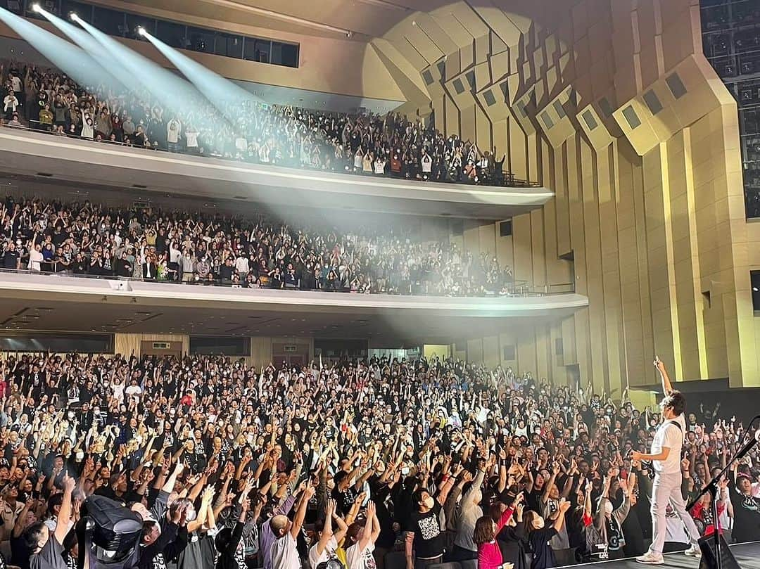 布袋寅泰のインスタグラム：「G VIIツアー@満杯の名古屋国際会議場センチュリーホール。ギタリズム7号ここに極めたり、と胸を張れる快心のステージ。最前列から3階の最後列まで、心が一つになった感動のライブだった。4日で3公演は喉も身体もキツイけど、一瞬たりとも気を抜かず完全なパフォーマンスができたことが誇らしい。素晴らしいバンド、スタッフ、オーディエンスに感謝。ありがとう！　#布袋寅泰 #ギタリズム7ツアー #名古屋国際会議場センチュリーホール」