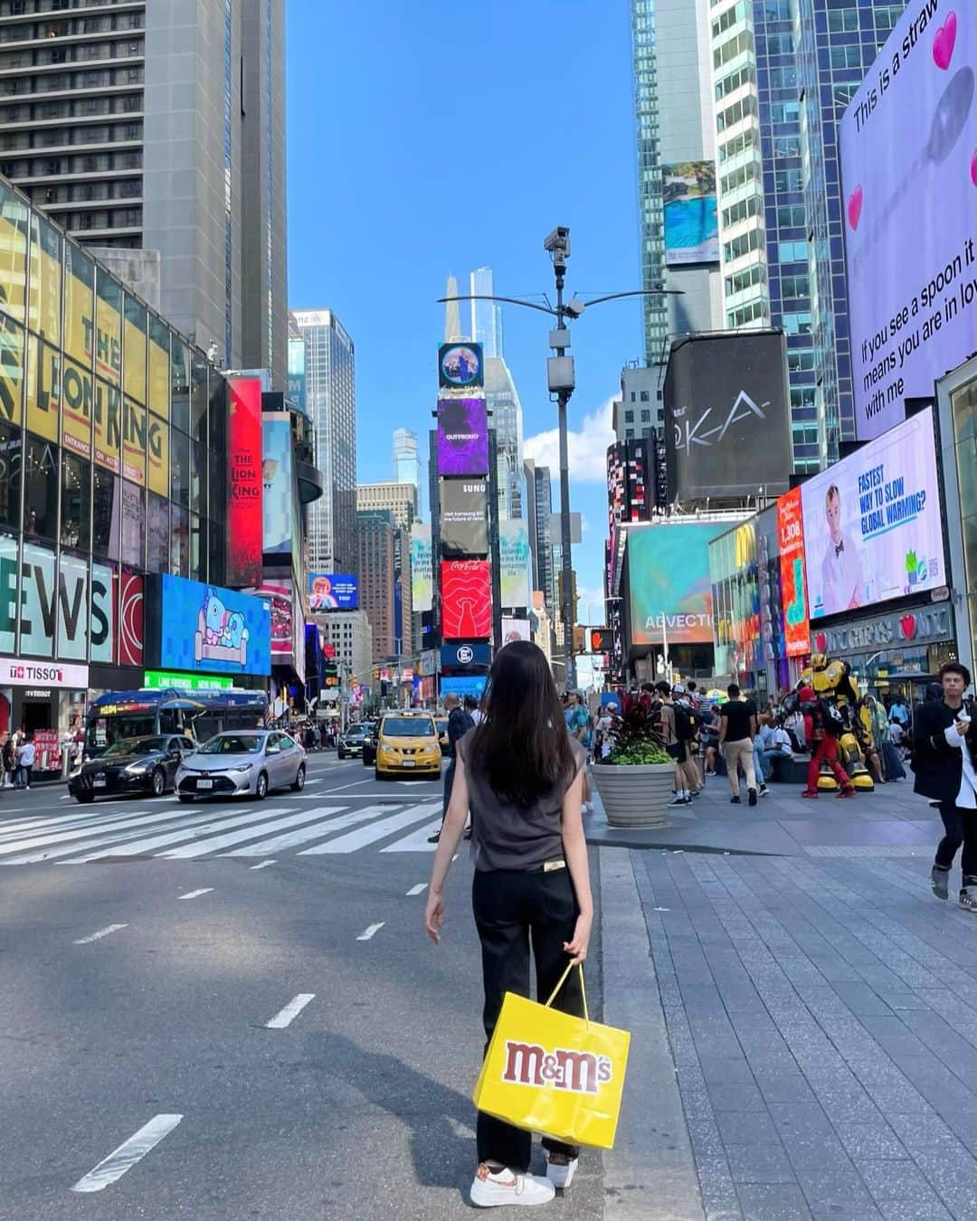 月野有菜さんのインスタグラム写真 - (月野有菜Instagram)「アメリカにいる時にニューヨークにも行ってきました☺︎  初めてリバティ島までフェリーで行って自由の女神を間近で見てきました🗽  メトロポリタン美術館に行き、ブロードウェイでミュージカルを鑑賞し、トップオブザロックからニューヨークの街を一望して、 とても充実した日を過ごすことができました！ 2日間でしたがしてみたかった事をたくさんすることができて とても嬉しかったです!!🤍」11月26日 20時05分 - yuna_tsukino920