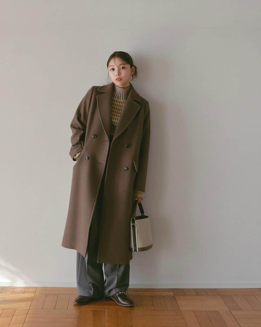 N.のインスタグラム：「稲垣莉生さんが纏うNormcore Coat✨  上質なハミルトンウールのチェスターコートやスタンドカラーのロングコートはロング丈で大人に雰囲気に♡  オンオフ兼用で使える、Nおすすめロングコート✨  —————— #稲垣莉生　さん #エヌナチュラルビューティーベーシック #ロングコート#ハミルトンコート#ウールコート#チェックニット#チェスターコート#冬アイテム#グレー#スタンドカラーコート#新作入荷#通勤アイテム#11月新作 #新作アイテム #冬コーデ #nnaturalbeautybasic」