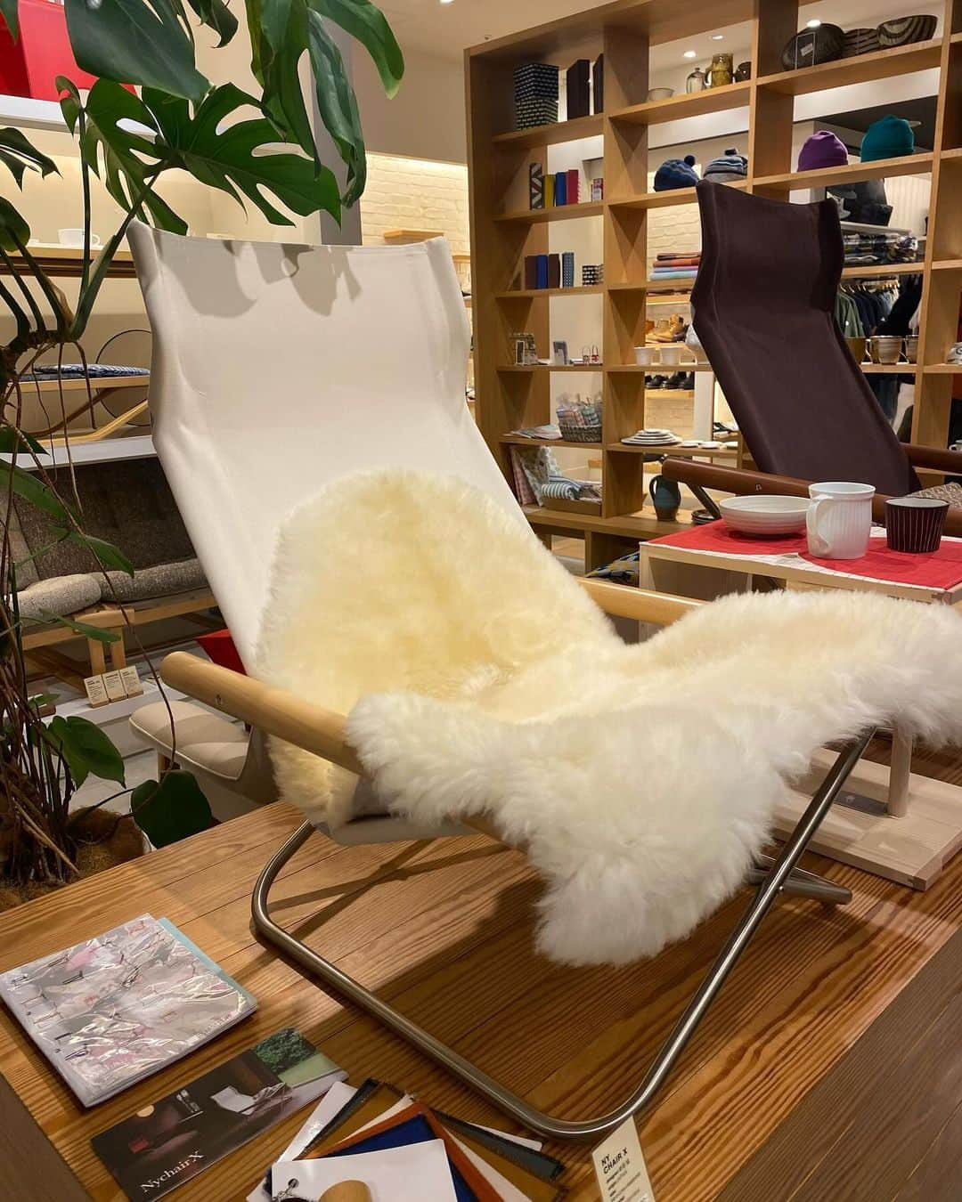 ビームス神戸のインスタグラム：「fennicaのオススメアイテムの紹介🦉🌱  Glencroft / Sheepskin Rug シープスキンラグ  item no:56-98-0021 price:¥17,600 （税込）  【肌触りの良いシープスキンラグ】 リビングのソファやチェアのカバー、廊下のランナーなどインテリアとしておすすめのアイテムです。  🔍商品の問い合わせは、電話orDMでも承っております。  ⚠️営業時間中での返答となりますので、お時間がかかる可能性がございます。予めご了承下さいませ。  ☎️078-335-2720  #beams#bprbeams#beamsplus#beamsboy#raybeams#kodomo#beamst#instafashion#instagood#outfit#outfitoftheday#fashion#ootd#beamskobe#kobe#japan#ビームス#fennica」