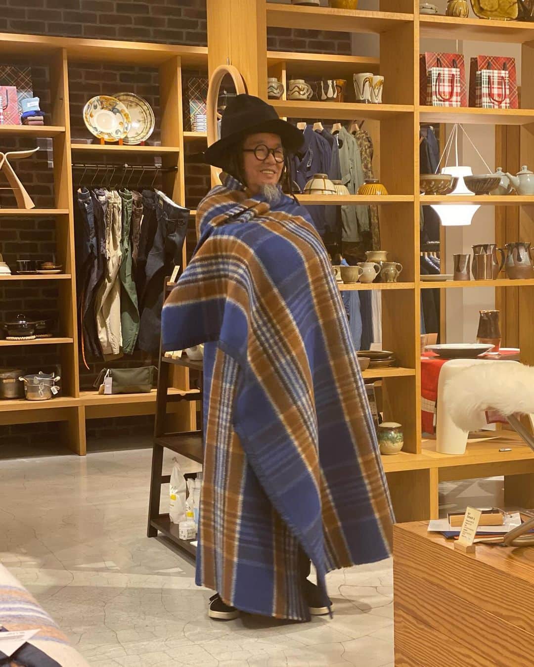 ビームス神戸のインスタグラム：「fennicaのオススメアイテムの紹介🦉🌱  MILITARY / DEAD STOCK BLANKET  item no:56-98-0020 price:¥10,780（税込）  【Genuine European Military Surplus】 60年代～70年代 のポーランド製ブランケット。ヨーロッパの倉庫で発見されたヨーロピアンミリタリーデッドストックアイテムです。温かみのある懐かしくもモダンな雰囲気でご自宅用にももちろん、贈り物にも一味違った雰囲気のあるアイテムです。  🔍商品の問い合わせは、電話orDMでも承っております。  ⚠️営業時間中での返答となりますので、お時間がかかる可能性がございます。予めご了承下さいませ。  ☎️078-335-2720  #beams#bprbeams#beamsplus#beamsboy#raybeams#kodomo#beamst#instafashion#instagood#outfit#outfitoftheday#fashion#ootd#beamskobe#kobe#japan#ビームス#fennica」