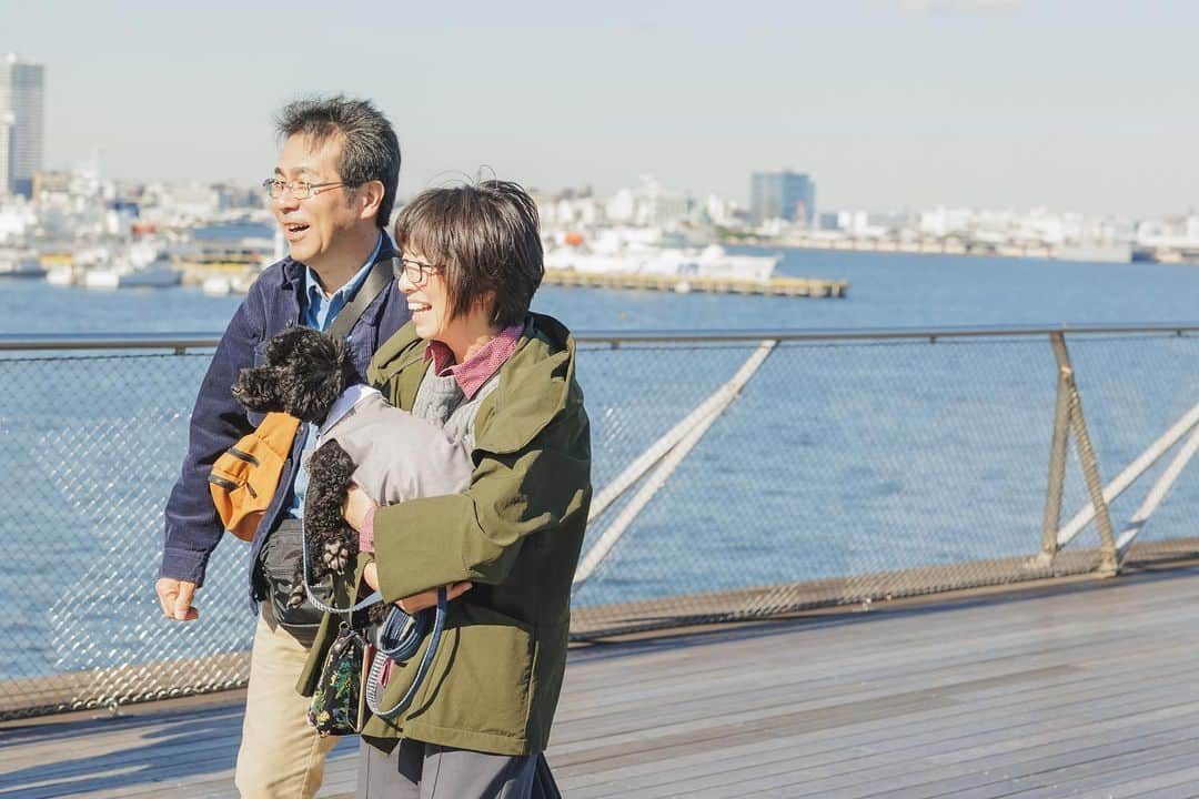 スタジオAQUA 横浜店さんのインスタグラム写真 - (スタジオAQUA 横浜店Instagram)「. . . みんなで大桟橋ロケーション🐶 . . ． Photo by 松本遼平 ． ． ．  #デコフォト #シンプルコーデ #お色直し #撮る結婚式 #ウエディング #ウエディングフォト #フォトウエディング #カップル  #前撮り #結婚式 #結婚式準備 #ヘアメイク #ヘアアレンジ #ウエディングドレス #タキシード #花嫁さんと繋がりたい  #撮る結婚式 #花嫁ヘア  #オシャレ花嫁 #weddingphotography #ロケーション撮影 #洋装前撮り #前撮りポーズ」11月26日 20時07分 - studioaqua_yokohama