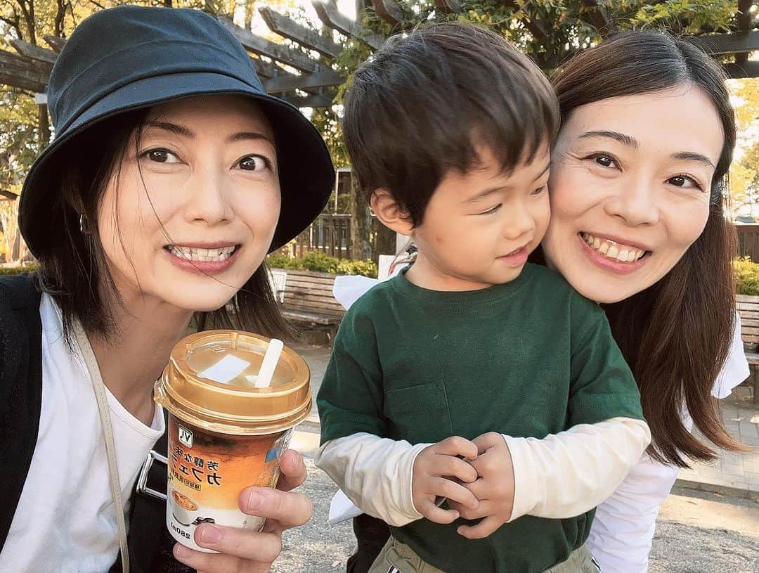 のインスタグラム：「………  時間はさかのぼり😌✨  まだ、秋のぽかぽか陽気を🍁感じられる時期に @12345yoko  元123⭐︎45 のヨーコちんと、何年ぶりだろうねぇ✨かなり久しぶりに会えました❗️  いつも不思議なほど、タイミングや✨住んでいる場所が近かったりと…面白い偶然が重なるので、自然と連絡を取りあっているので、なんだかんだ会っている気分でいましたが、やっと会えて嬉しかったです✨  坊や👶🙌とも、公園でお手てを繋いでいっぱい遊んでくれたり、流石、シッターさん経験してるだけあって、本当に子供とあそぶのが上手でびっくり❣️  ミッキーのドリルの🎁プレゼントや、手作りのオーガニックのお菓子まで焼いてきてくれたりと🥺いつもありがとう✨✨また、近々ね〜💕」