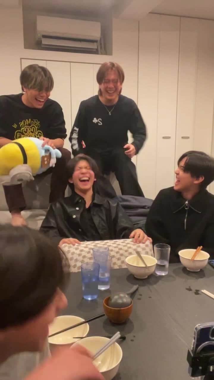 のインスタグラム：「鍋を囲みながら久しぶりの配信🍲」