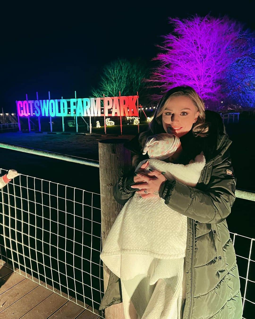 シェール・ロイドのインスタグラム：「We had the best time @cotswoldfarmpark @enchantedlighttrail ✨ This weekend has been perfect, we are all well and truly in the Christmas spirit 🎅🎄🎁」