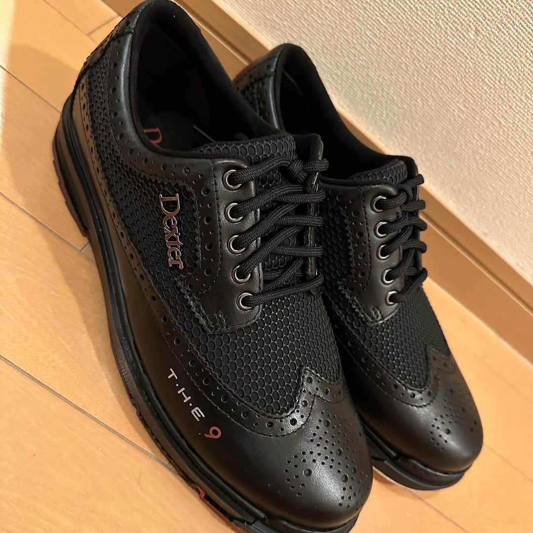 マギー審司のインスタグラム：「ニューボール🎳  大好きなサンブリッジのボール  【カンタムEVOレスポンス】  そしてシューズ👞  ボールは僕のサイズなので安心ですがボールは息子に狙われてます💦  いつかパーフェクト出したいですね👌」